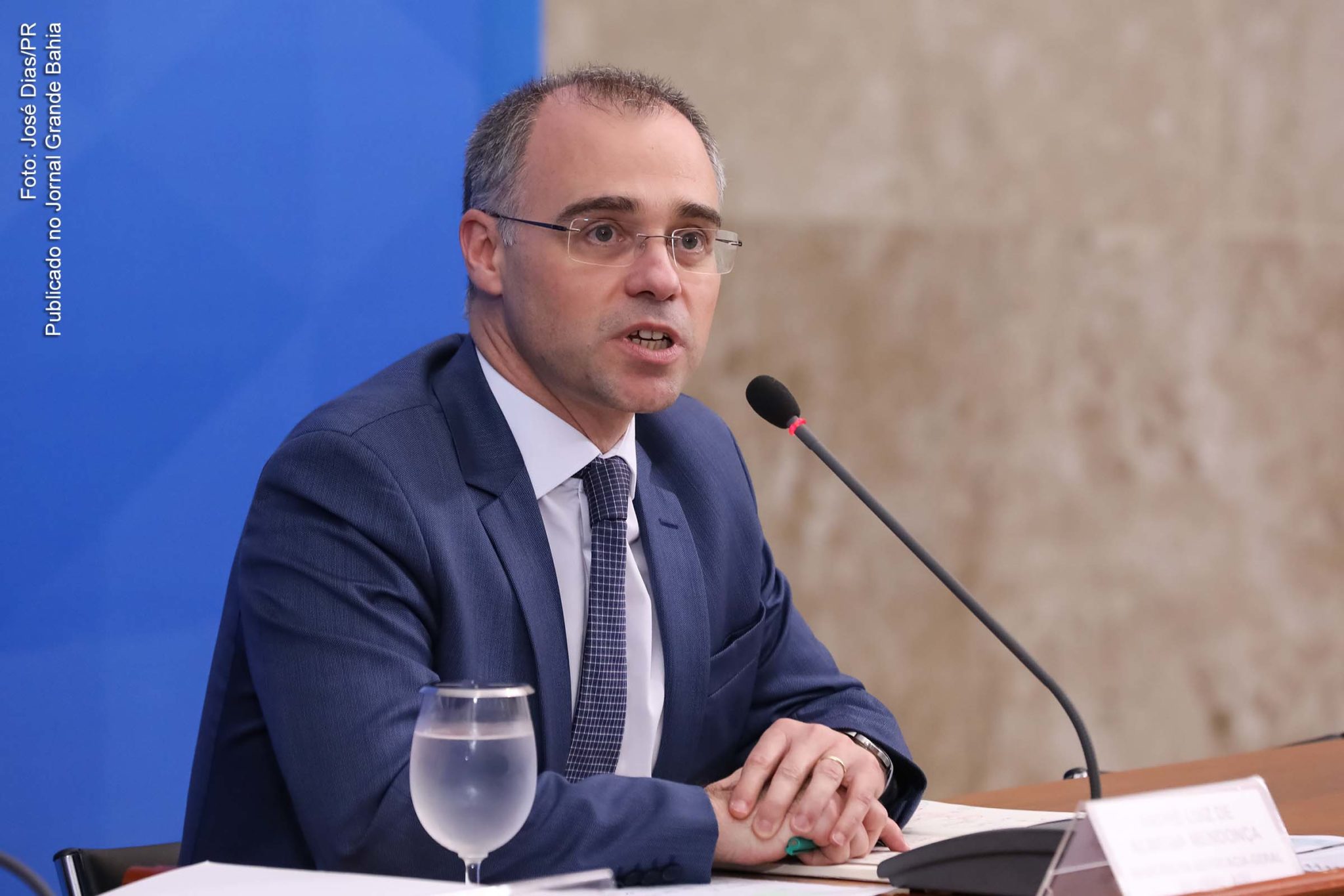 Em tese, enquanto ministro da Justiça do Governo Bolsonaro, André Mendonça promoveu atos que violaram a Constituição Federal e a democracia do Brasil.