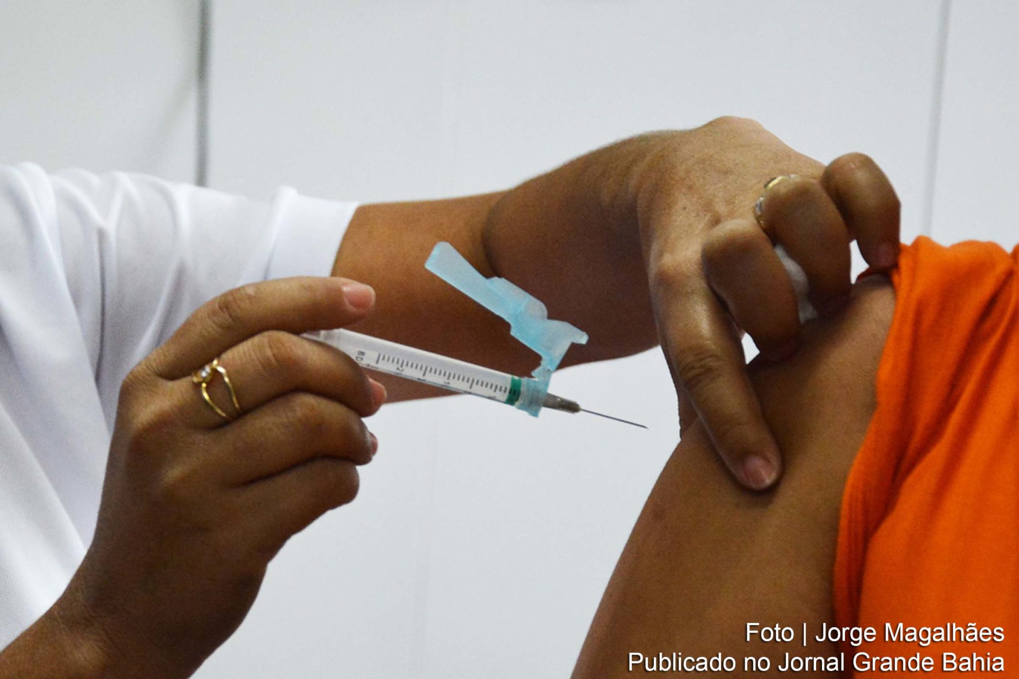 A campanha de vacinação contra a gripe coincidiu com a imunização contra a Covid-19. O Ministério da Saúde não recomenda a aplicação das duas vacinas simultaneamente, devido à falta de estudos sobre a coadministração dos imunizantes.