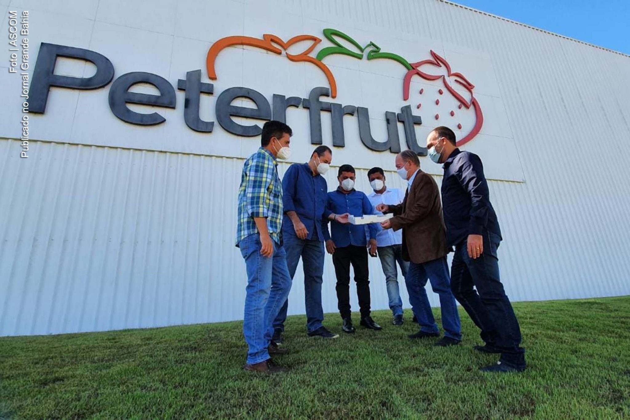 Comitivas Seplan e da SDE Bahia conhecem gestão da Peterfrut. Empresa sediada em Barra da Estiva realiza produção integrada com agricultores familiares.