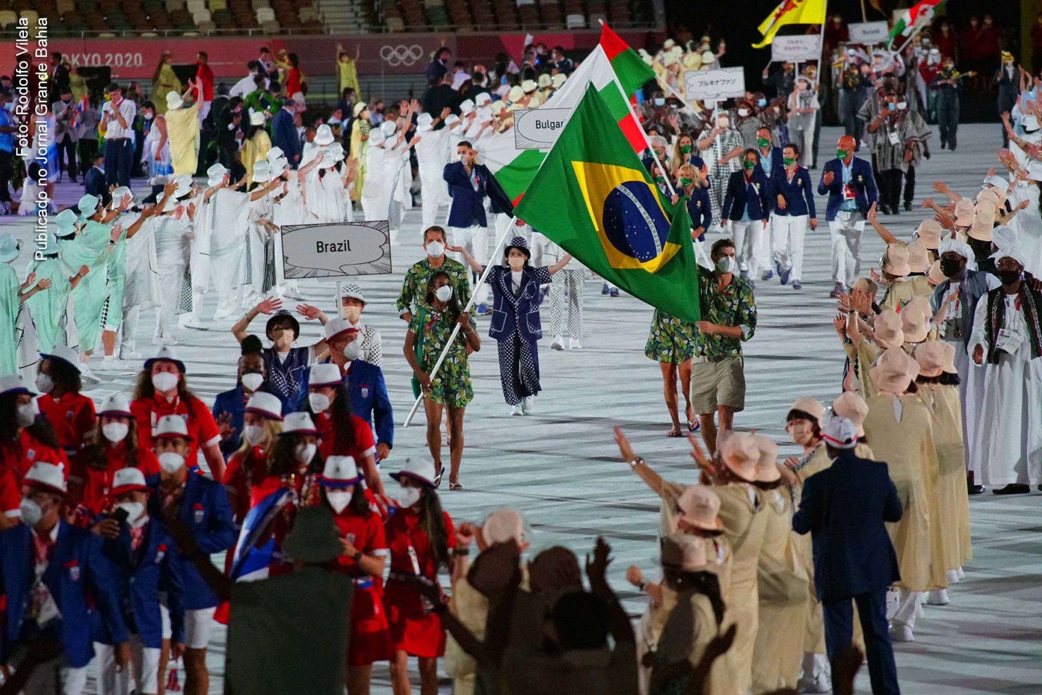 Brasil destoa e leva apenas quatro pessoas ao desfile, em sinal de preocupação com a pandemia. Estádio tinha arquibancadas vazias, e apresentações trouxeram mensagens de respeito à diversidade e esperança. Diferente da maioria dos países, Brasil levou número mínimo exigido pelo COI para abertura dos Jogos.