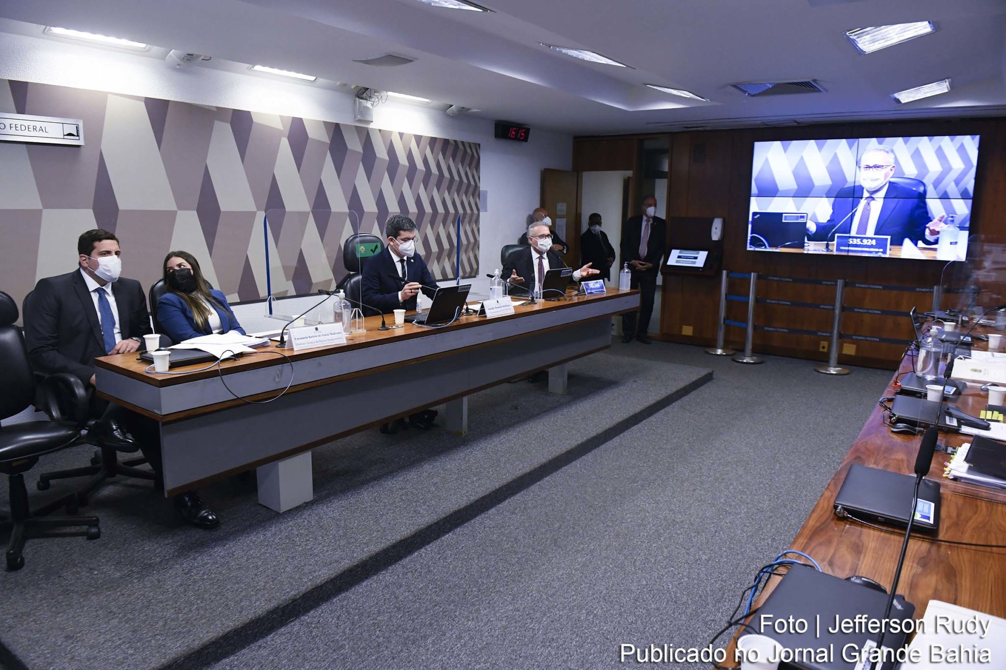 Diretora técnica da Precisa Medicamentos Emanuela Medrades durante depoimento à CPI da Pandemia do Senado Federal.