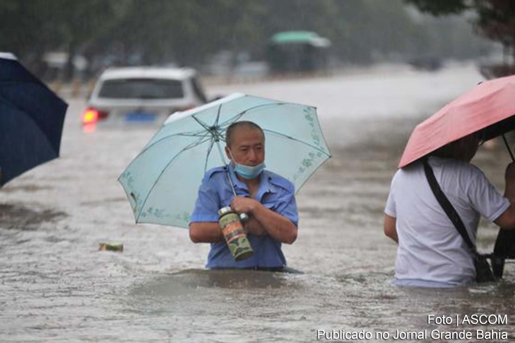 É uma chuva que se vê uma vez em cem anos. A situação é sombria, disse o centro de controle de inundações de Zhengzhou. Chuvas recordes assolam a metrópole de Zhengzhou. Mais de 500 pessoas são resgatadas de vagões e túneis do metrô alagados, e 200 mil são obrigadas a deixar suas casas. "A situação é extremamente grave", diz presidente.