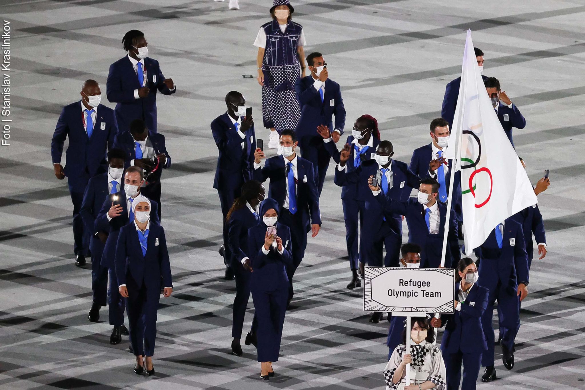 Membros da equipe de refugiados desfilam durante abertura dos Jogos Olímpicos de Tóquio.