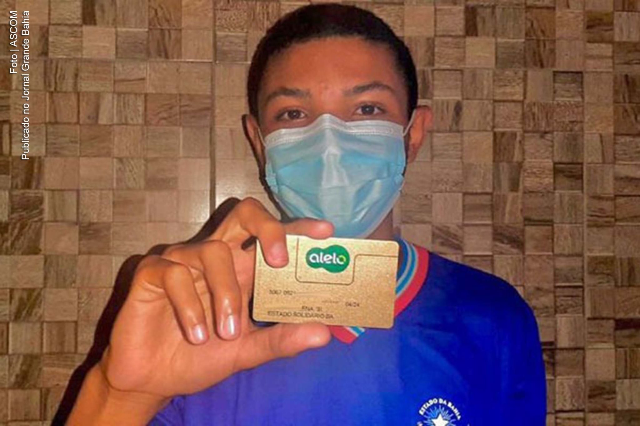 Estudante da rede estadual da Bahia recebe auxílio social através do programa Bolsa Presença.