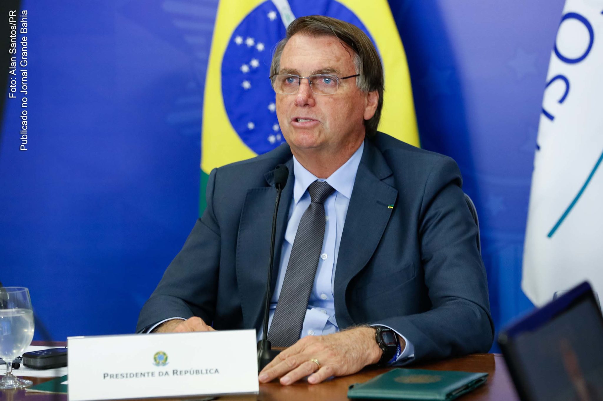 Extremista Jair Bolsonaro afirma que não vai responder a carta encaminhada por senadores com questionamentos sobre compra da Covaxin. Ele é investigado por suspeitas de acobertar corrupção no negócio. "Caguei para a CPI. Não vou responder nada", diz.