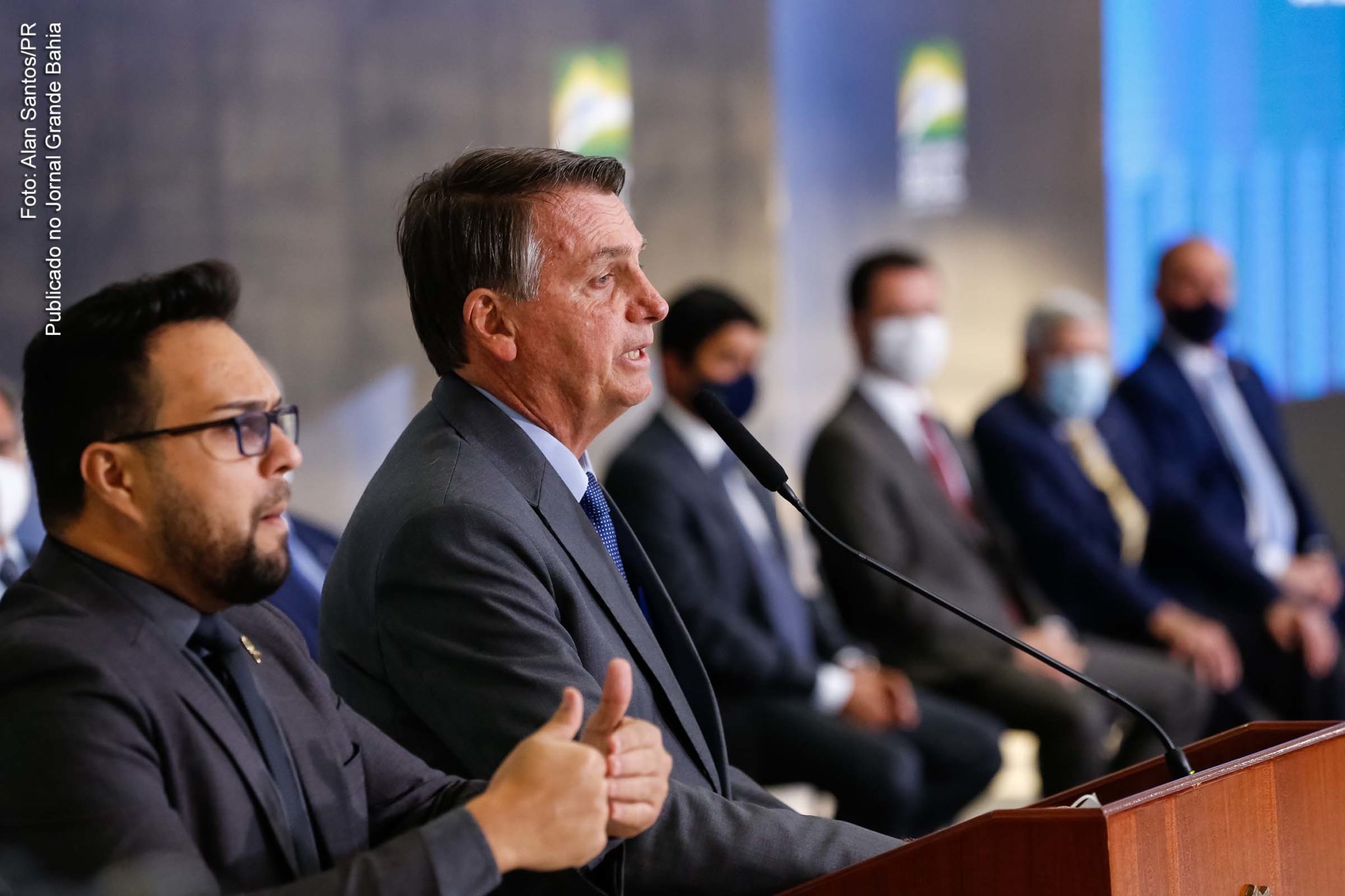 Pesquisadora encontra mensagem do extremista Jair Bolsonaro que circulou em sites neonazistas em 2004, diz reportagem do The Intercept Brasil