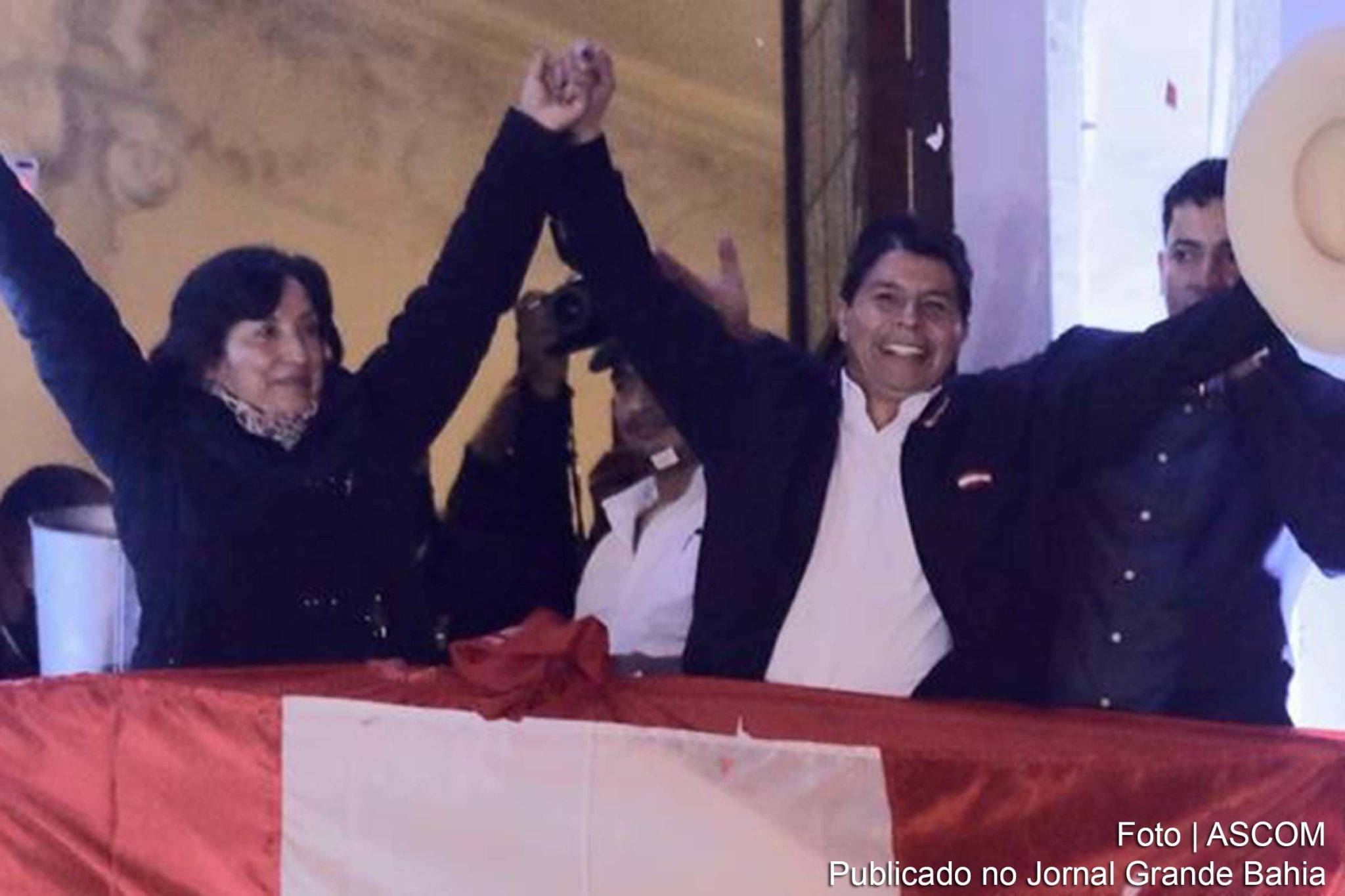 Pedro Castillo, que obteve 50,12% dos votos válido, ao lado da vice, Dina Boluarte. Esquerdista é declarado vencedor de disputa acirrada com Keiko Fujimori, que afirma reconhecer resultado apesar de "ilegítimo". Esquerda latino-americana celebra eleição do professor e líder sindical.