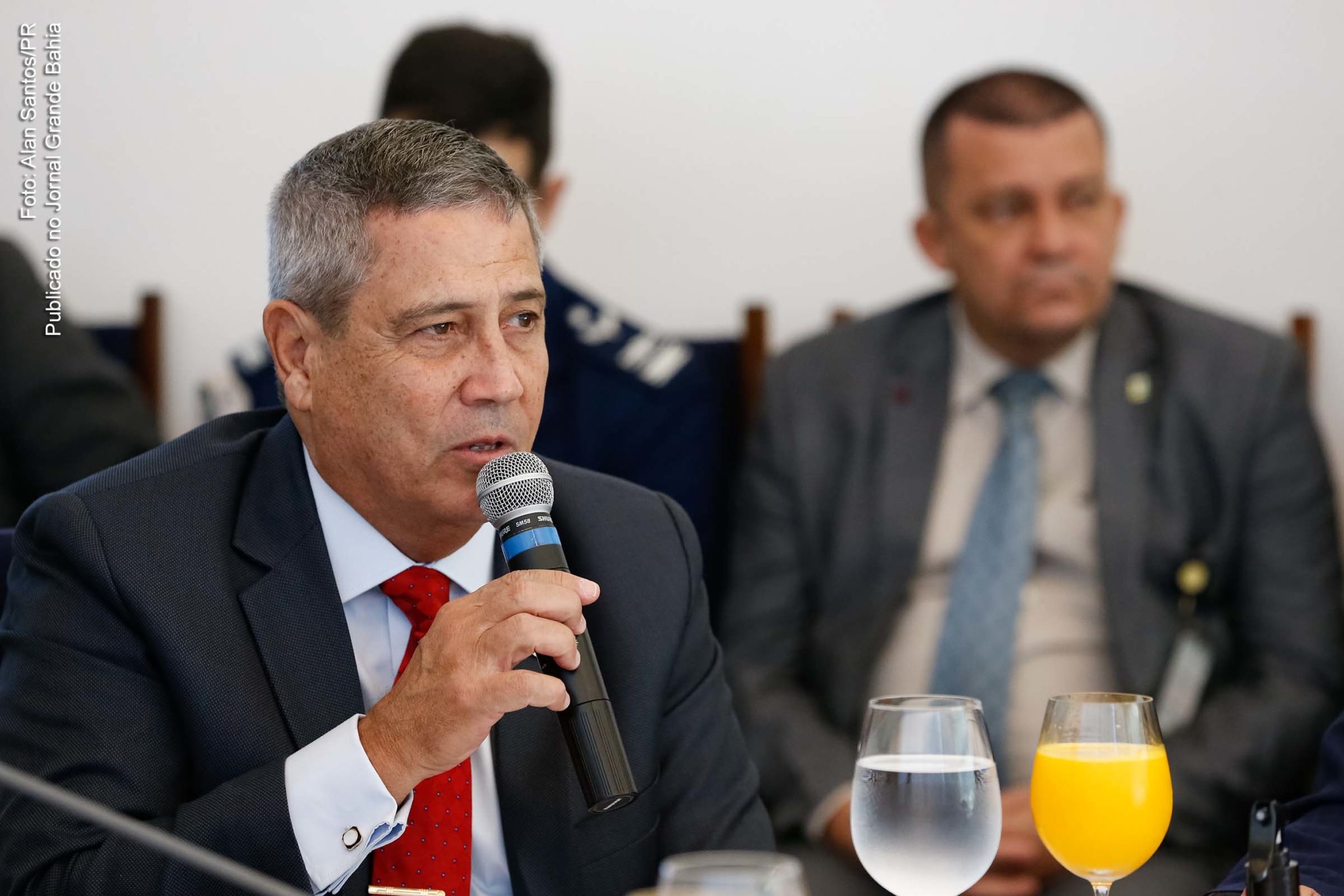 Ministro da Defesa, Walter Braga Netto, estaria acompanhando dos comandantes do Exército, da Marinha e da Aeronáutica ao transmitir o recado com ameaça de Golpe de Estado ao presidente da Câmara, deputado Arthur Lira. Ele teria dito que sem voto impresso, não haverá eleição em 2022.