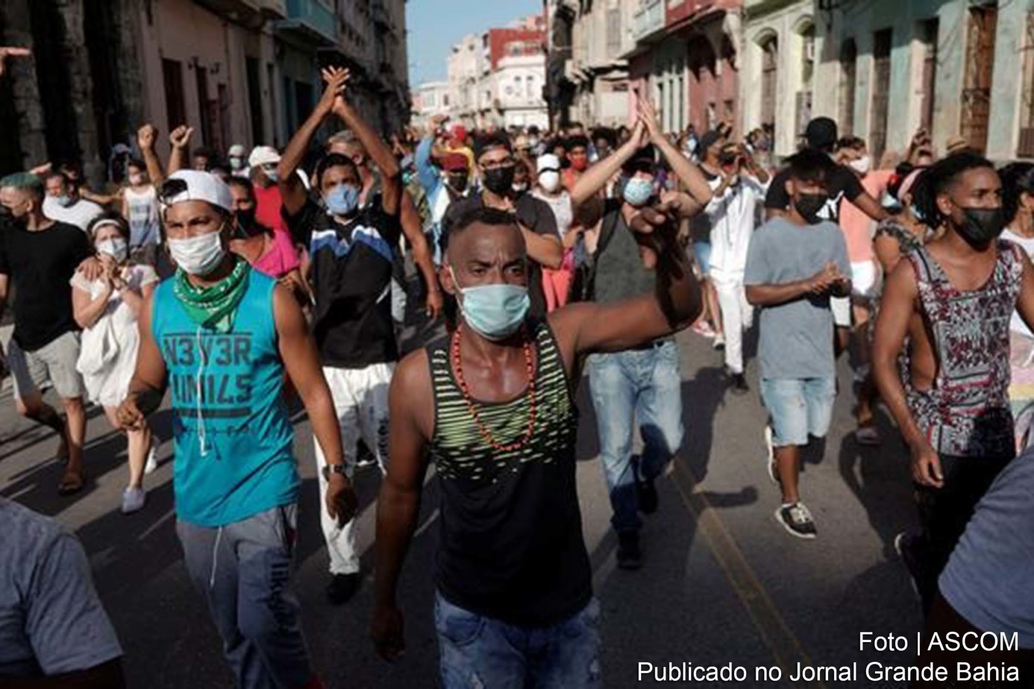 Segundo especialistas, escassez de alimentos e remédios, longas filas e preços altos estariam entre os estopins das manifestações em Cuba. Governo tem cortado internet e acusa EUA de interferência, visando provocar caos.