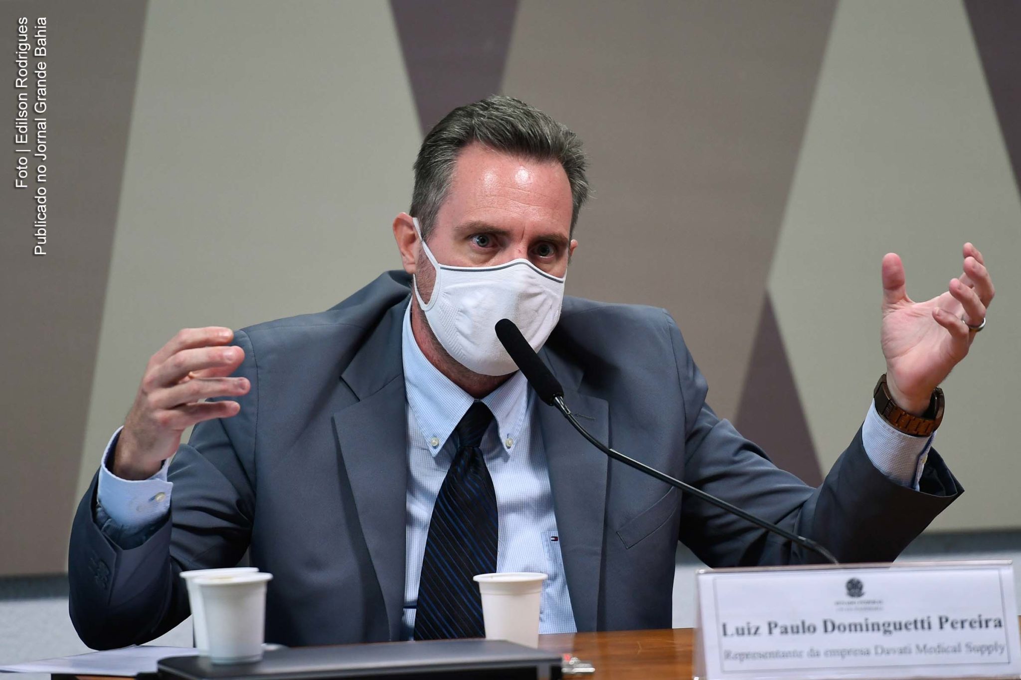 Mensagens do celular do PM Luiz Paulo Dominguetti mostram que ele já falava sobre superfaturamento no ministério semanas antes de suposta cobrança de propina sobre doses de vacina denunciada à CPI da Pandemia. Celular foi apreendido durante depoimento à CPI.