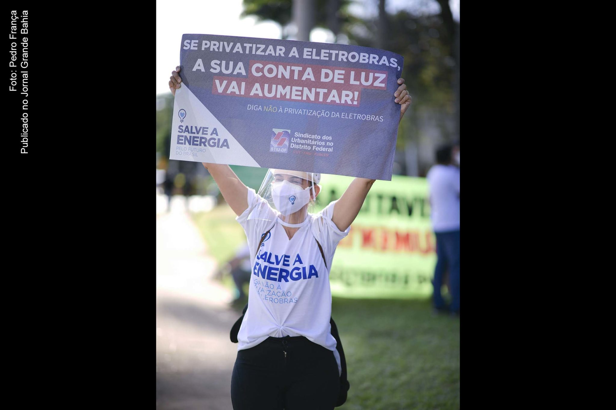 Manifestação contra privatização da Eletrobras promovida em Brasília. A Eletrobras atua na geração, transmissão e distribuição de energia elétrica. MP abre caminho para a desestatização da maior empresa de energia da América Latina. Presidente barra trechos como o que obrigava reaproveitamento de funcionários demitidos e o que vetava a extinção de subsidiárias.