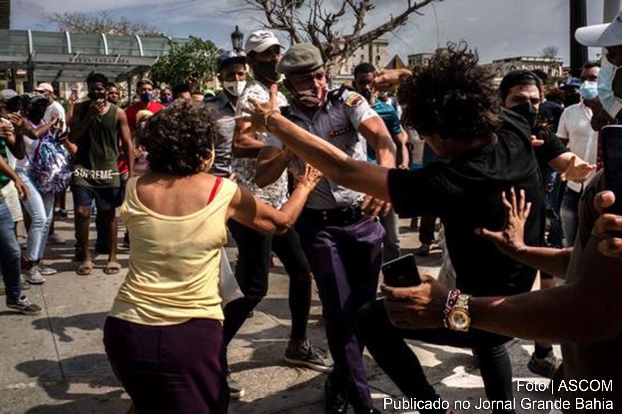Manifestante é detido por policiais em Havana, no dia 11 de julho de 2021. Medida excepcional vale até fim do ano e é tentativa de acalmar manifestantes que saíram às ruas para protestar contra o Governo de Cuba. Díaz-Canel promete julgamentos justos a detidos.