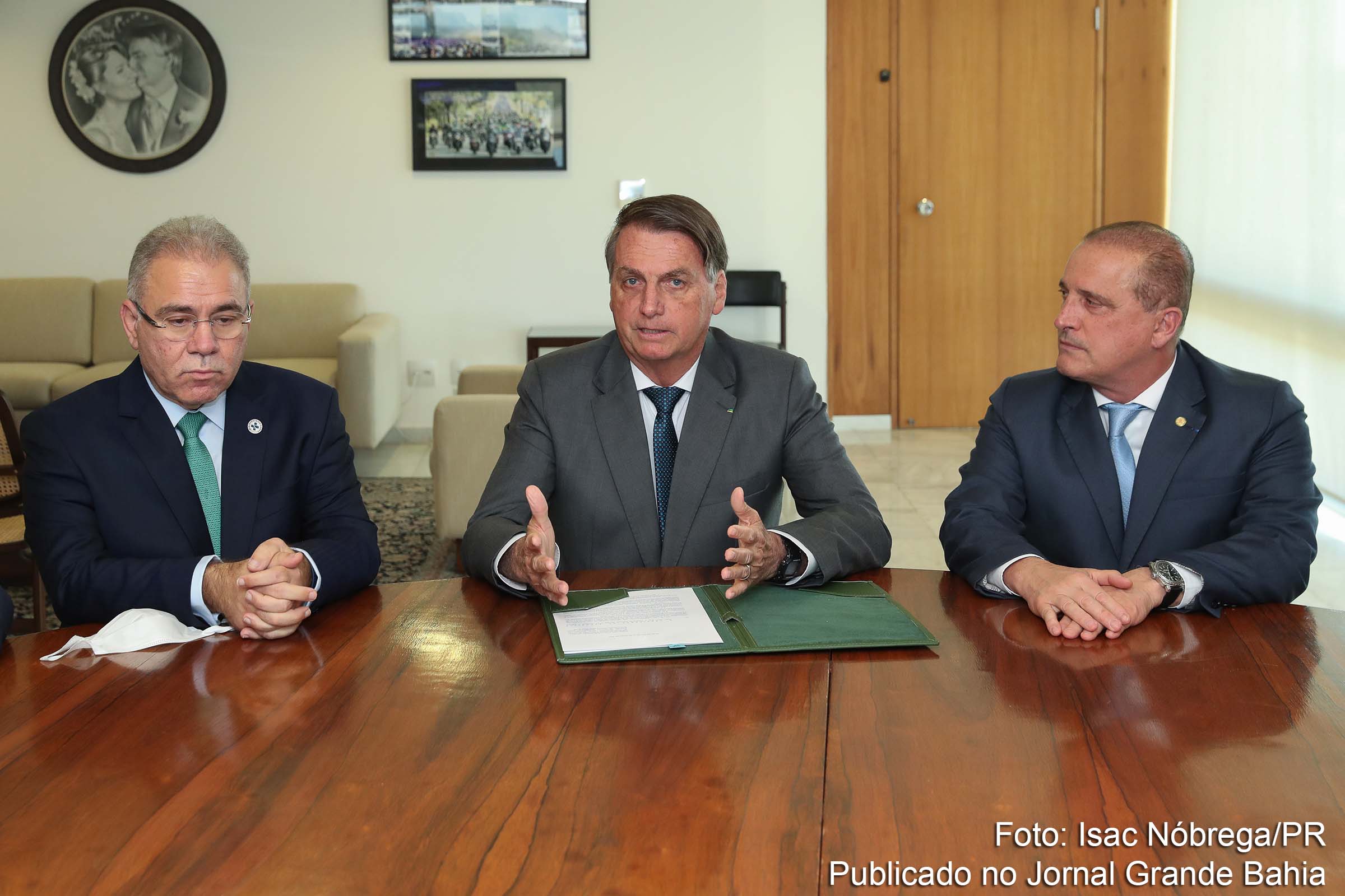 Ministro Marcelo Queiroga, presidente Jair Bolsonaro e o ministro Onyx Lorenzoni.