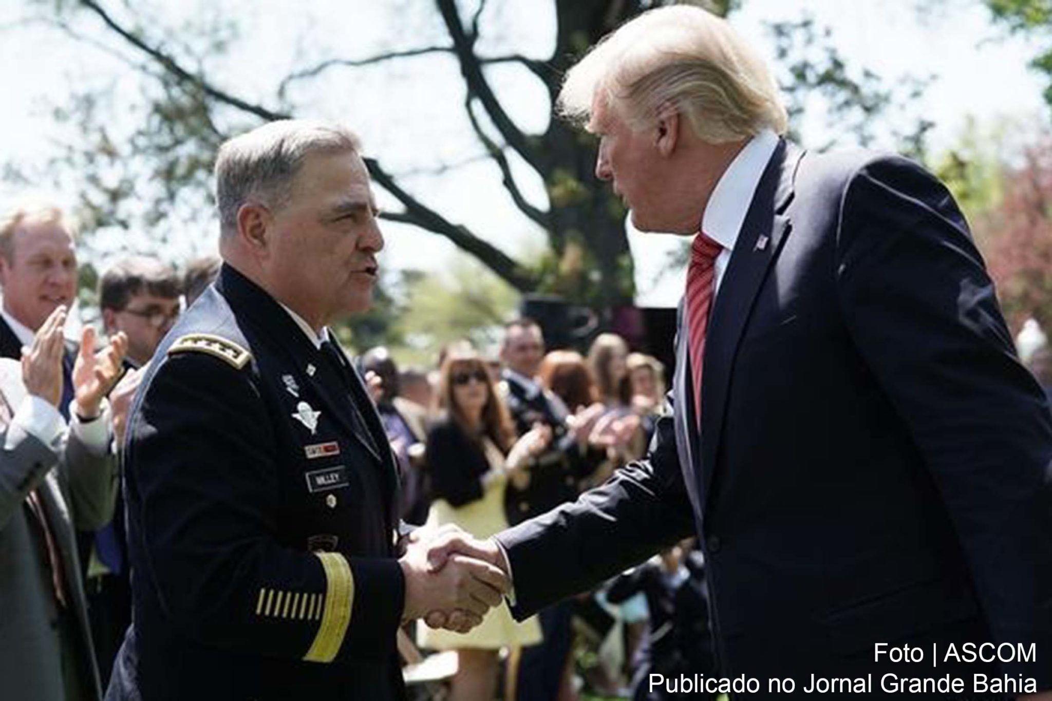 A principal autoridade militar dos EUA, o general Mark Milley (esq.), cumprimenta o então presidente americano em 2018. Chefe do Estado-Maior relata que militares do alto escalão planejavam renúncia caso Trump tentasse impedir posse de Biden. General chegou a comparar Donald Trump com Hitler e disse que temia um novo "incêndio do Reichstag".
