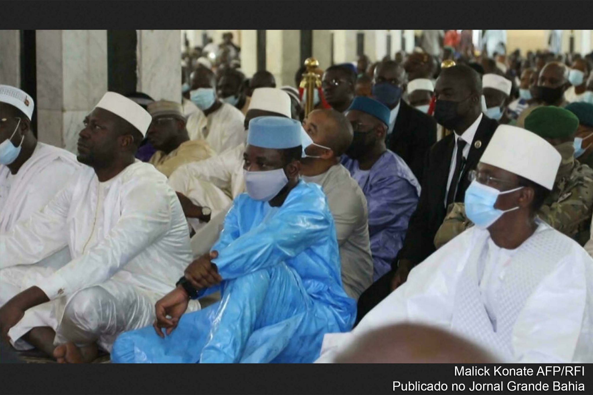 O presidente interino do Mali Assimi Goita (vestido de azul) participa das orações do Eid al Adha na Grande Mesquita de Bamako, pouco antes do ataque a faca. Em 20 de julho de 2020.