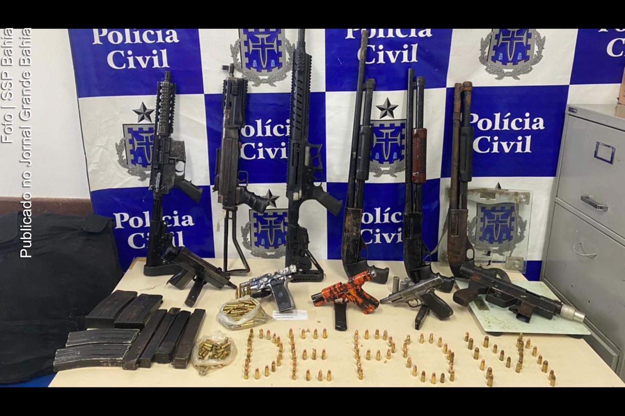 Foram apreendidos dois fuzis, três submetralhadoras, três pistolas, três escopetas, 368 munições e cinco carregadores de diversos calibres, além de um colete balístico.