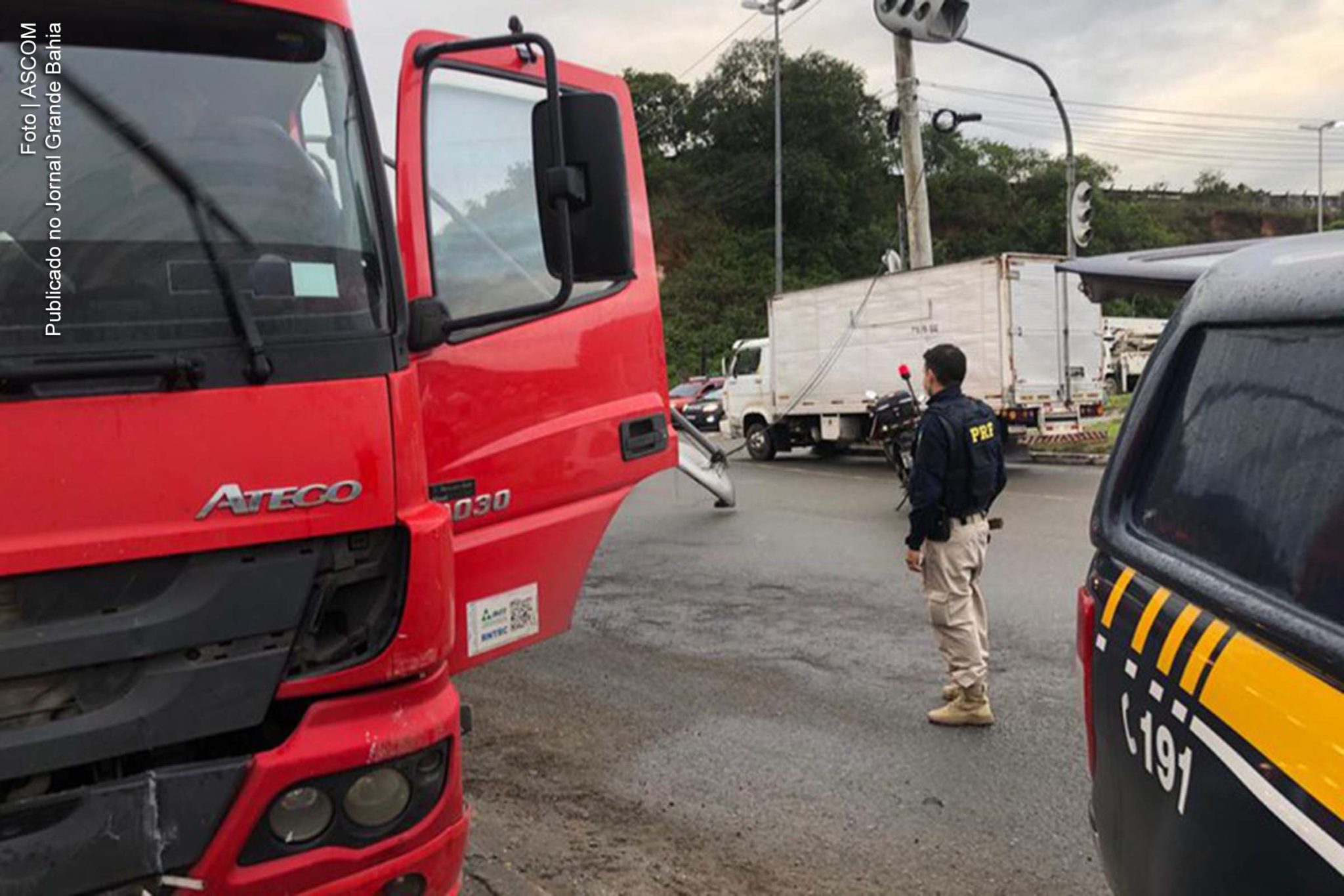 PRF atua durante assalto de um caminhão-tanque em Candeias.