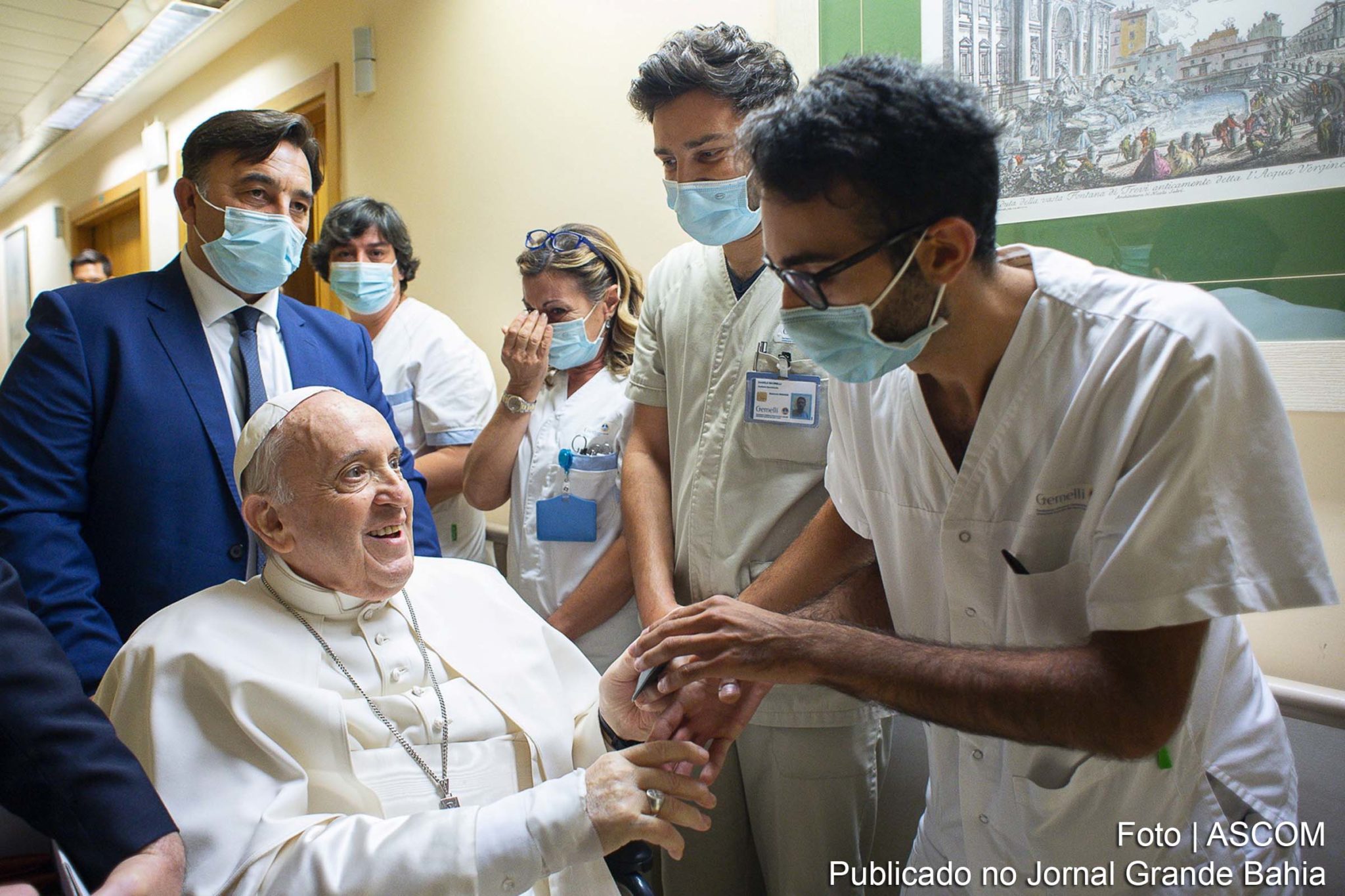 Papa Francisco convalesce de cirurgia.