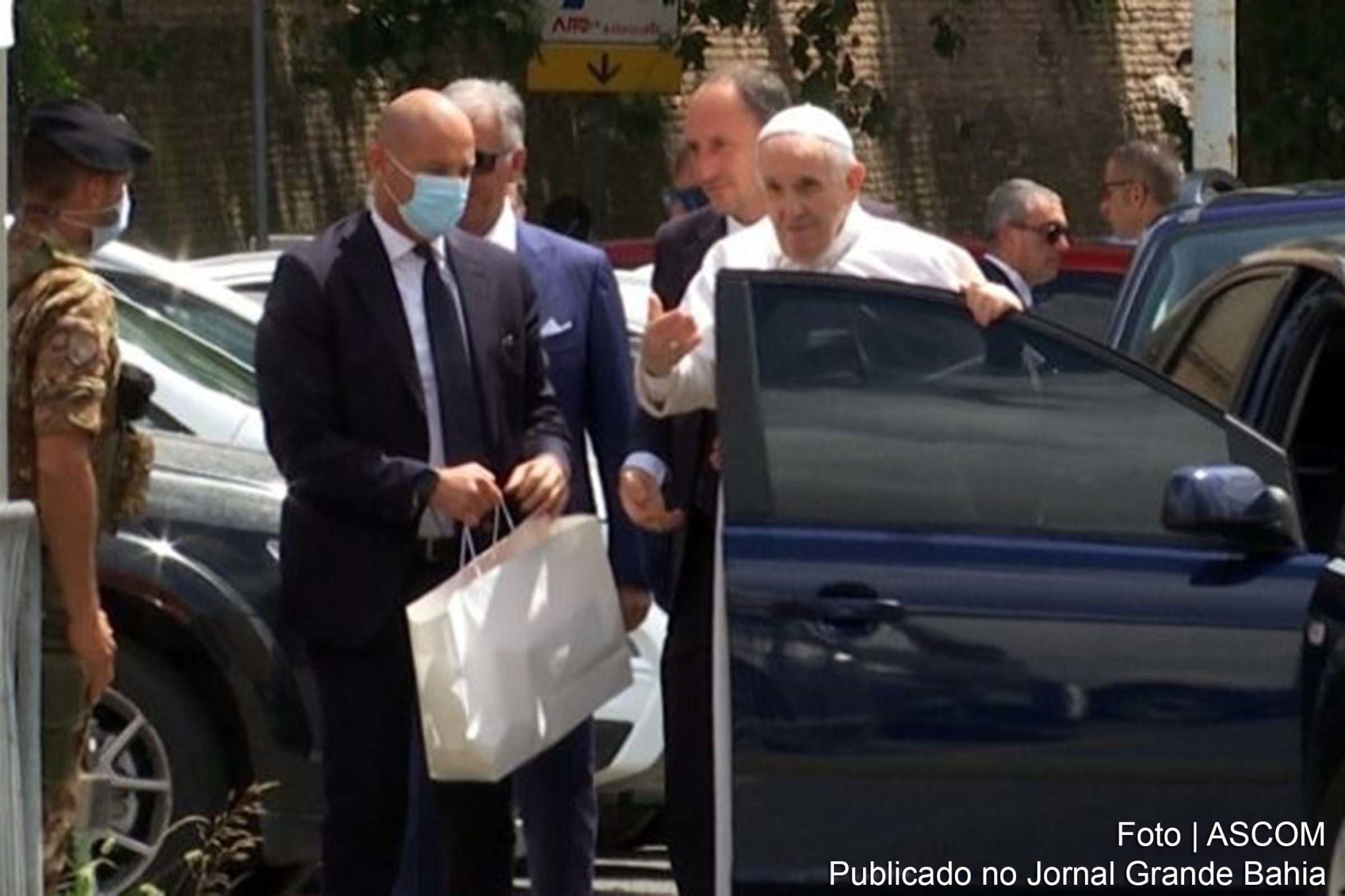 Papa Francisco recebeu alta médica.