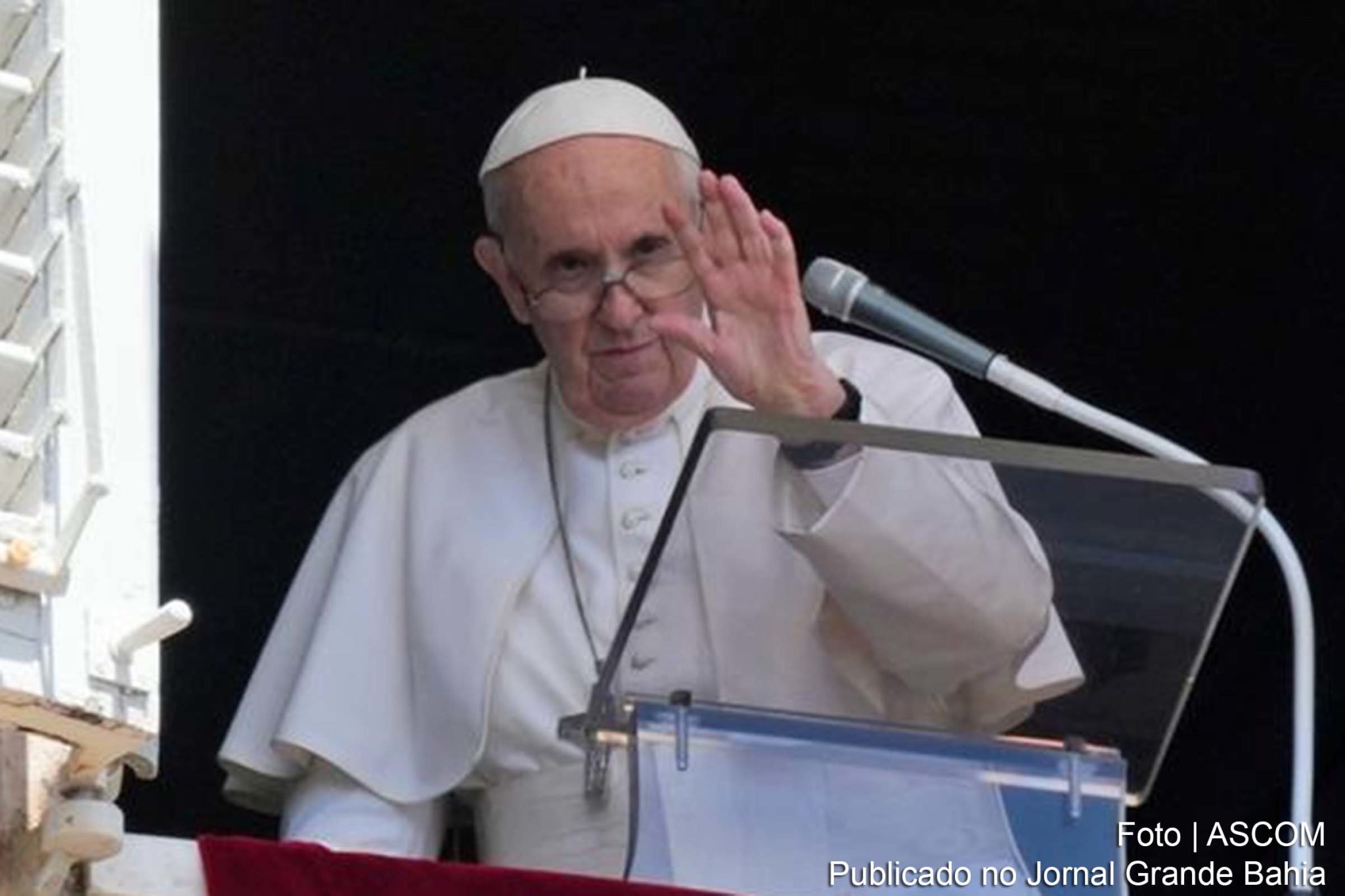 Papa Francisco acena para multidão durante a primeira oração pública do papa no Vaticano desde que ele foi submetido a cirurgia, há dez dias.