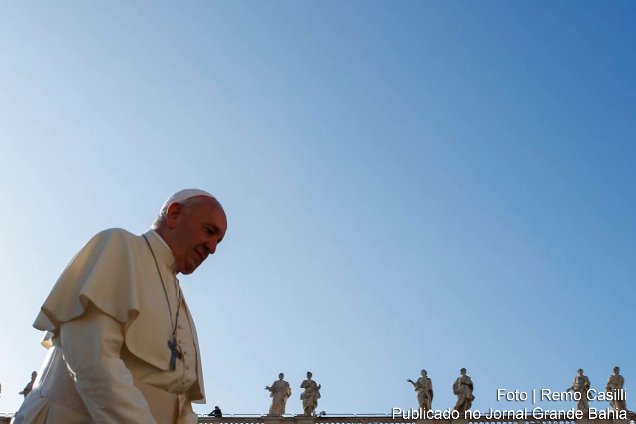 O Papa Francisco está alerta, respirando sem assistência e em bom estado geral após uma cirurgia para remover parte do cólon, informou o Vaticano.