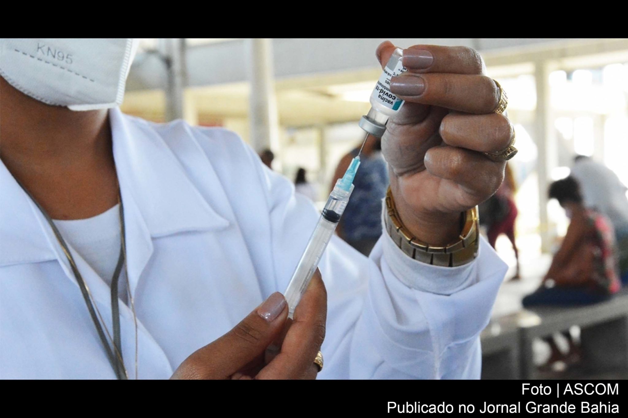 Com a chegada de novas doses de vacinas contra a Covid-19, recomeça a aplicação da primeira dose para pessoas com 43 anos e nascidas até 1978.
