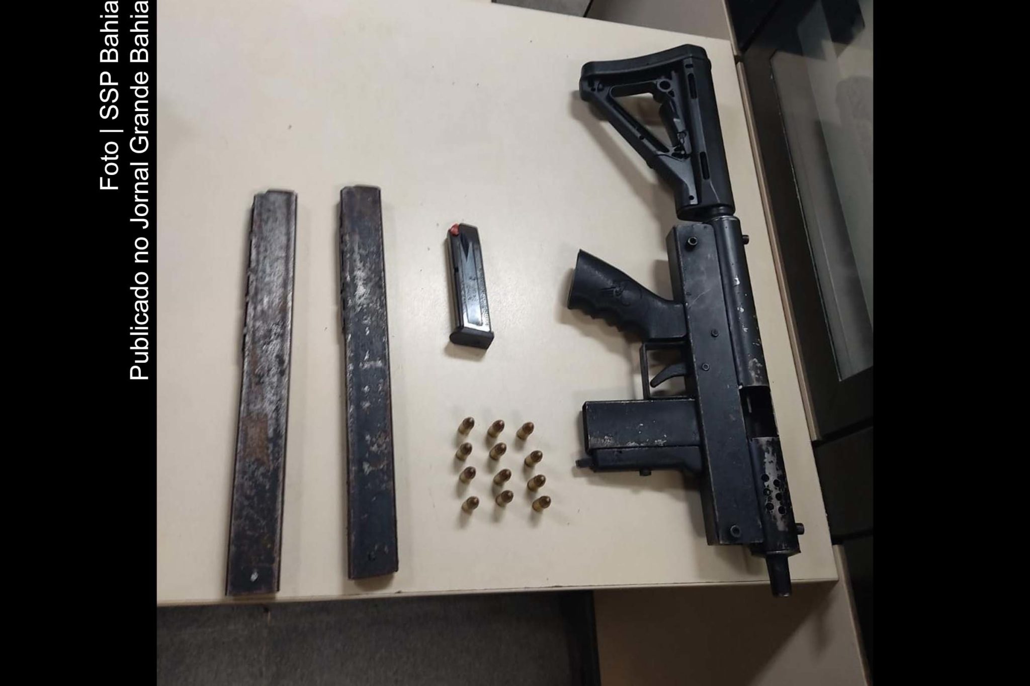 Policiais apreenderam uma submetralhadora calibre 9 milímetros e munições.