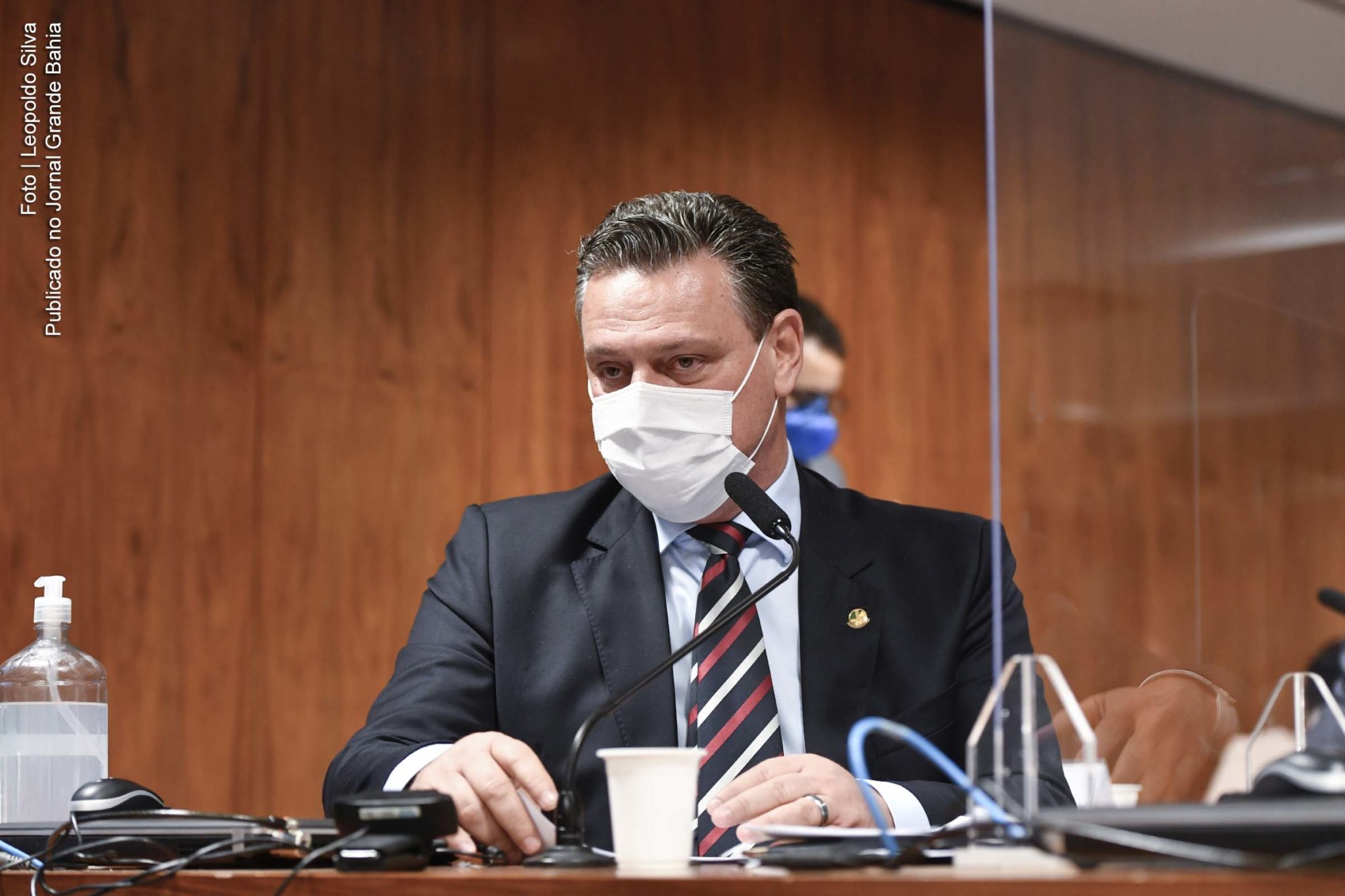Carlos Fávaro (PSD-MT), autor da proposta, conversa com o presidente do Senado, Rodrigo Pacheco, durante a sessão deliberativa ordinária; texto teve Nelsinho Trad (PSD-MS) como relator e vai à Câmara.