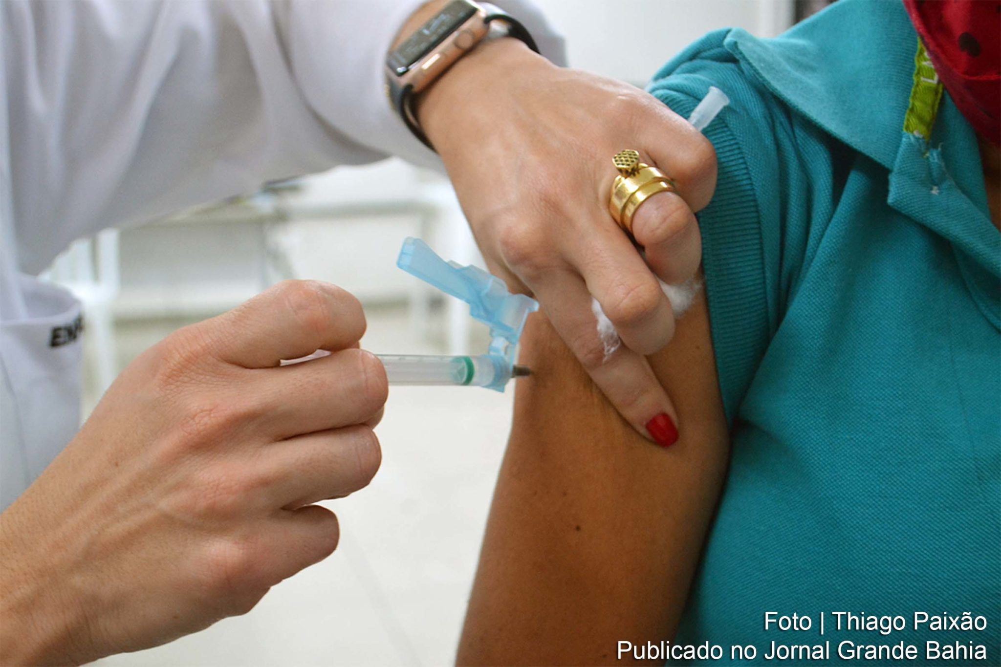 Em Feira de Santana foram vacinadas 212.275 pessoas com a primeira dose. Desse quantitativo, 80.138 completaram o esquema de vacinação, ou seja, receberam as duas doses da vacina.
