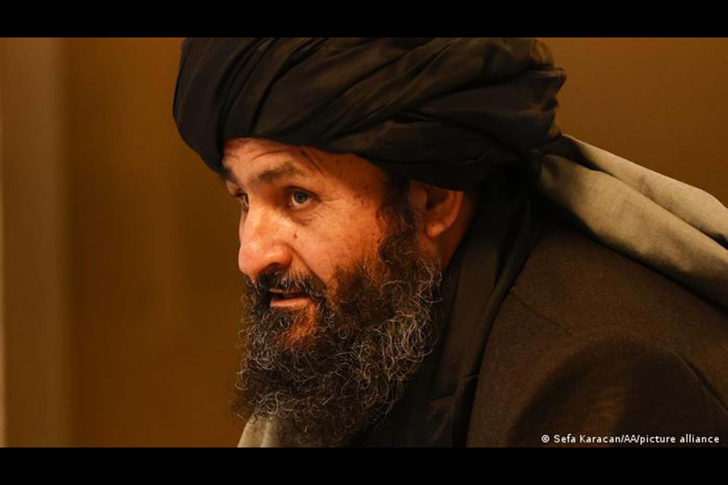 Número dois do grupo extremista, Abdul Ghani Baradar chega à capital afegã para se reunir com lideranças e políticos. Talibãs dizem querer governo "inclusivo". Conversas incluiriam oposição e membros da gestão anterior.