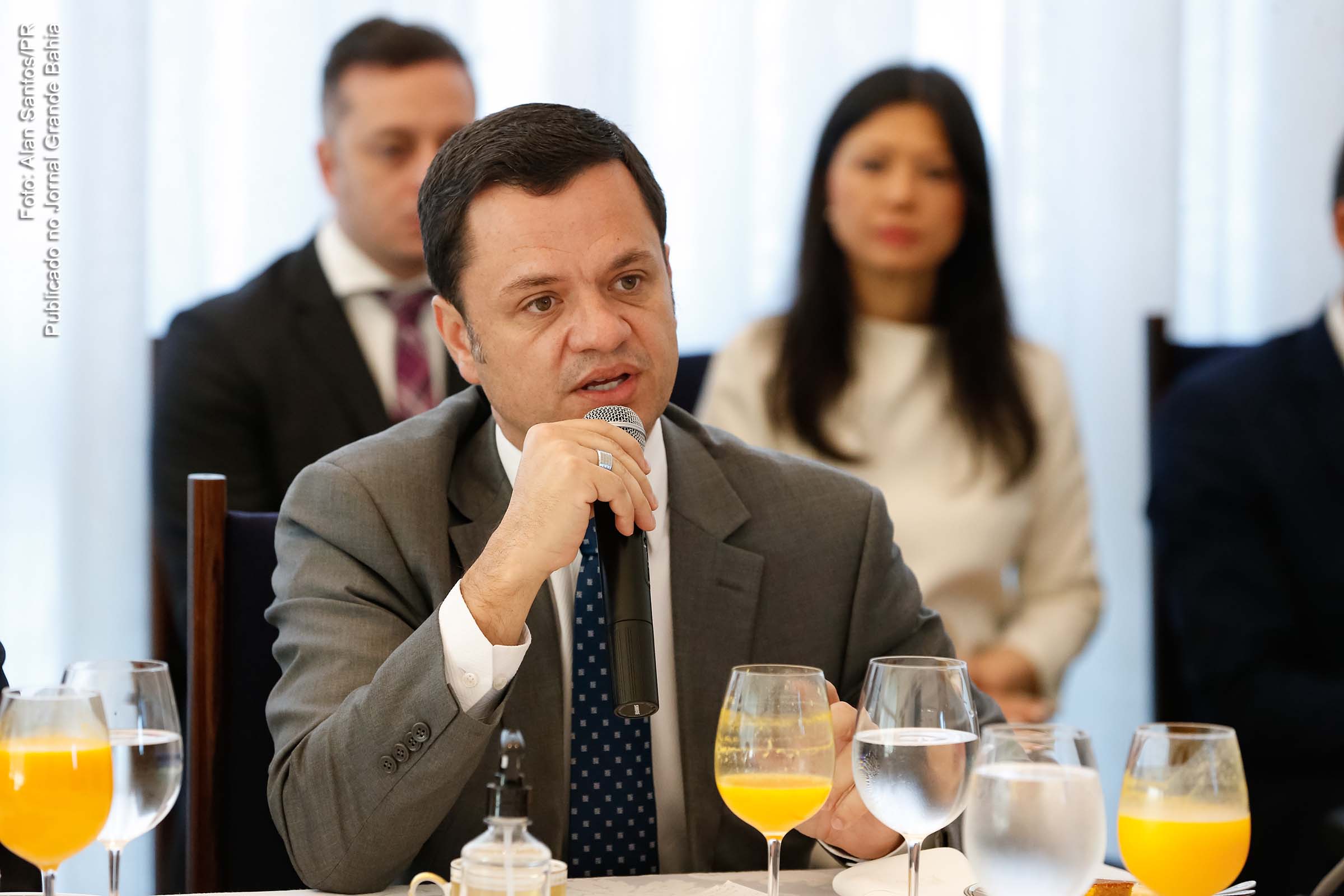 O ministro Anderson Torres foi convocado a depor após participar de live em que o extremista presidente Jair Bolsonaro apresentou teorias e vídeos já desmentidos para desacreditar urnas eletrônicas. Coronel que participou da transmissão também nega ter provas.