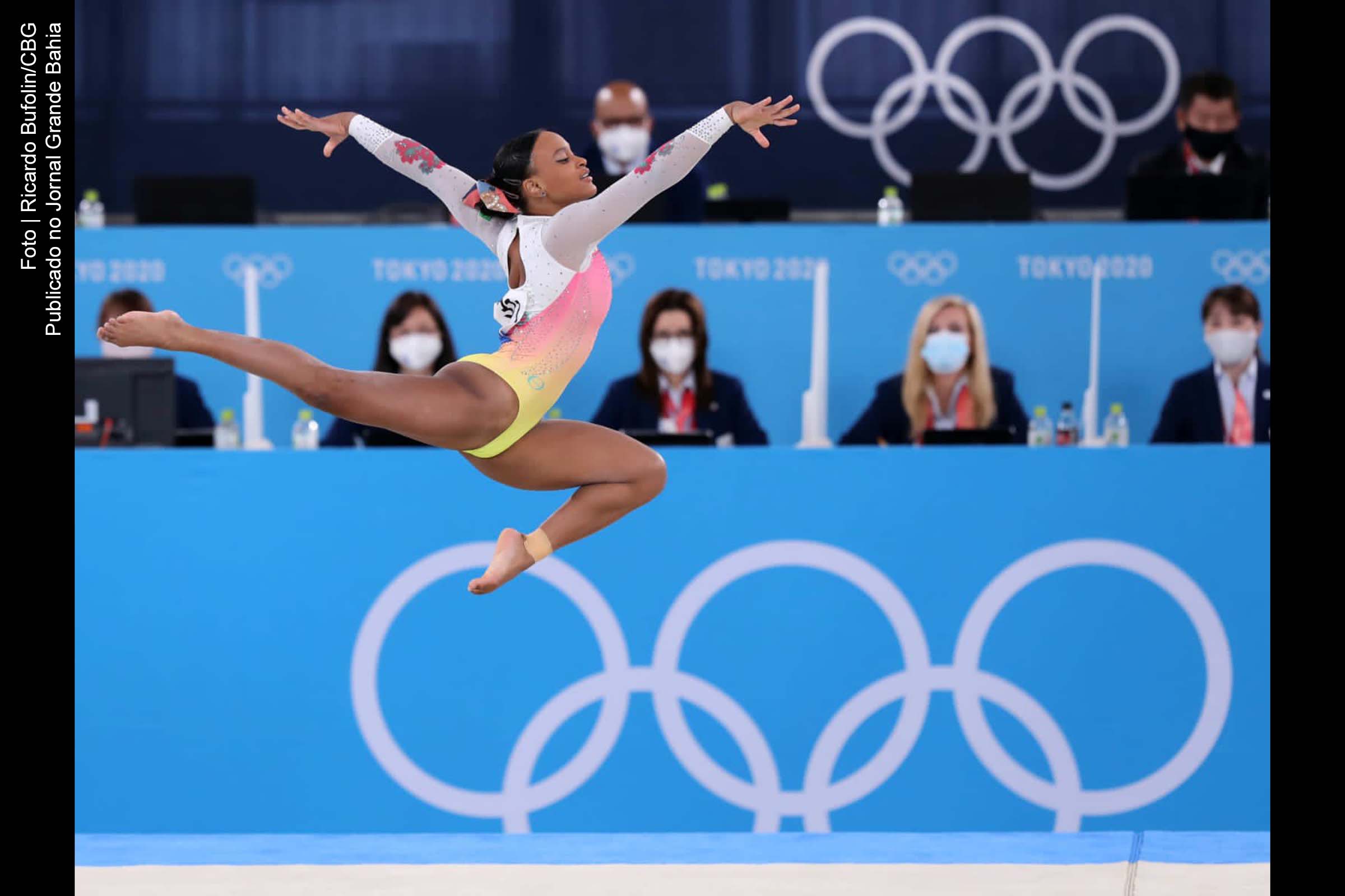 Rebeca Andrade executa a série de solo na Arena Ariake, durante os Jogos Olímpicos de Tóquio.