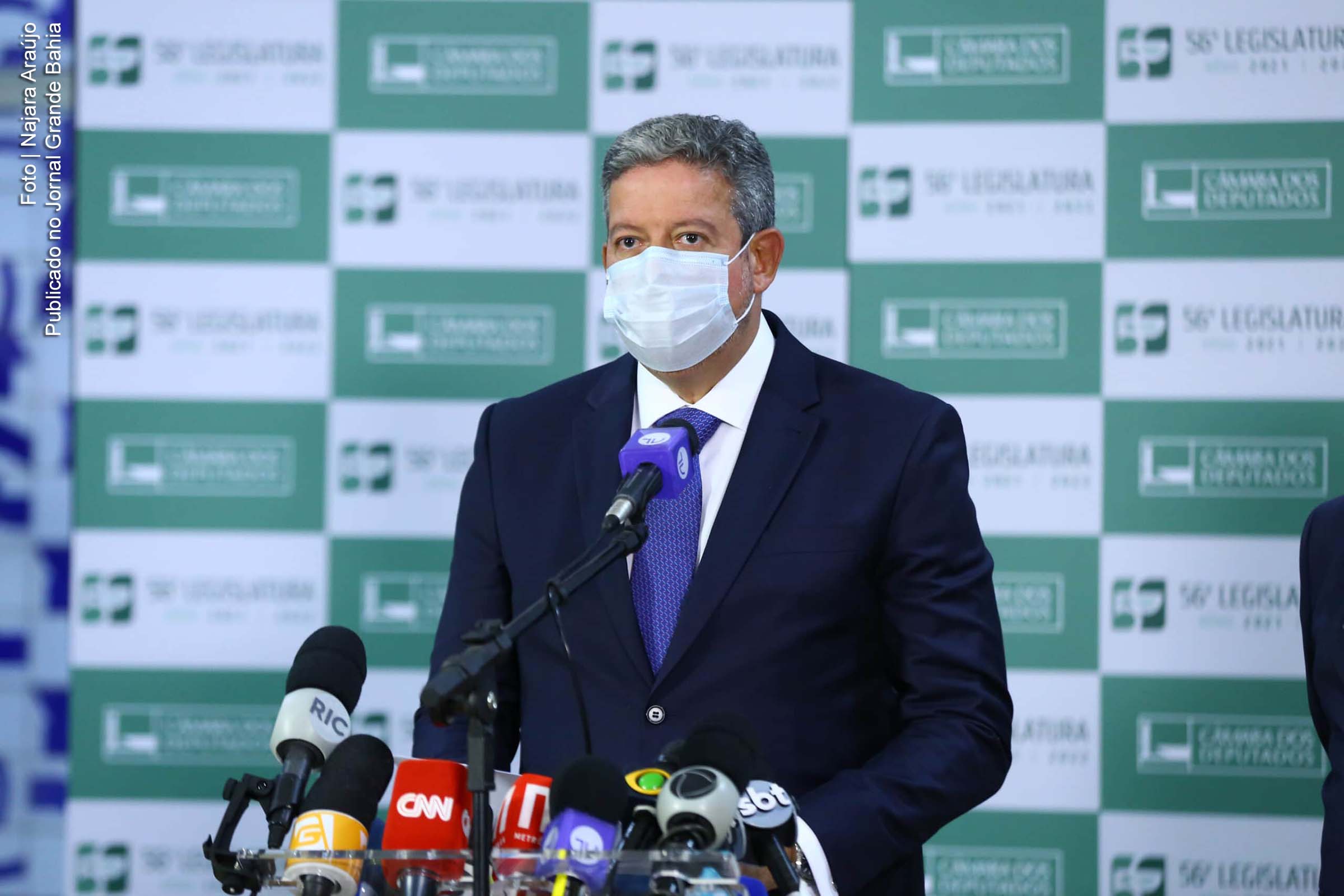 Deputado Arthur Lira, presidente da Câmara, afirma que polêmica em torno das urnas eletrônicas foi "longe demais". Proposta defendida por Jair Bolsonaro foi rejeitada em comissão especial na véspera. Após ameaças de Bolsonaro, Lira disse que a decisão visa garantir a "tranquilidade das próximas eleições".