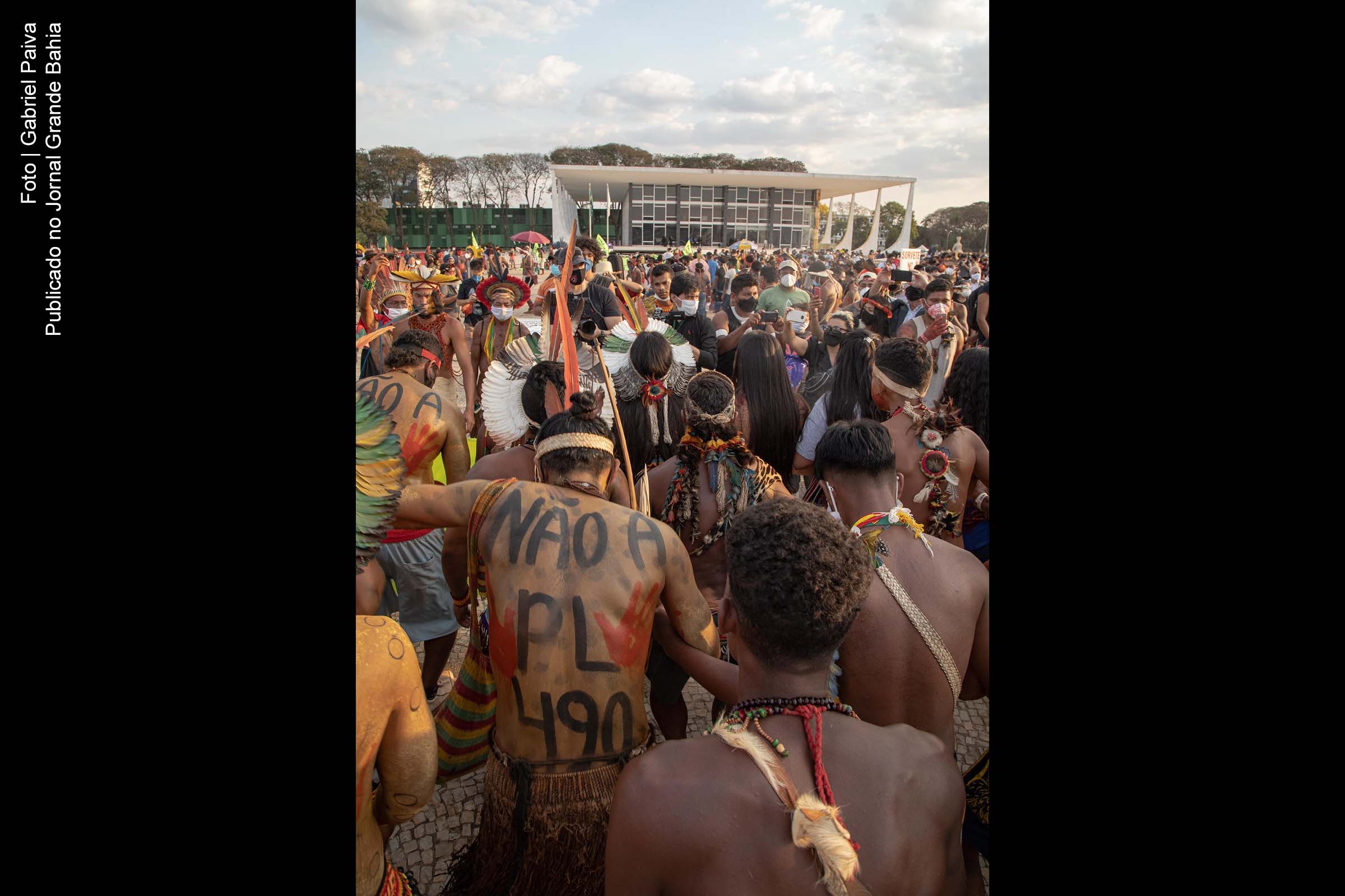 Cerca de 6 mil indígenas estão acampados em Brasília para acompanhar o julgamento. "Julgamento do século" poderá decidir sobre o futuro da demarcação de terras indígenas no Brasil. Análise será retomada na quarta-feira da semana que vem, quando 39 entidades devem se manifestar na tribuna da Corte.