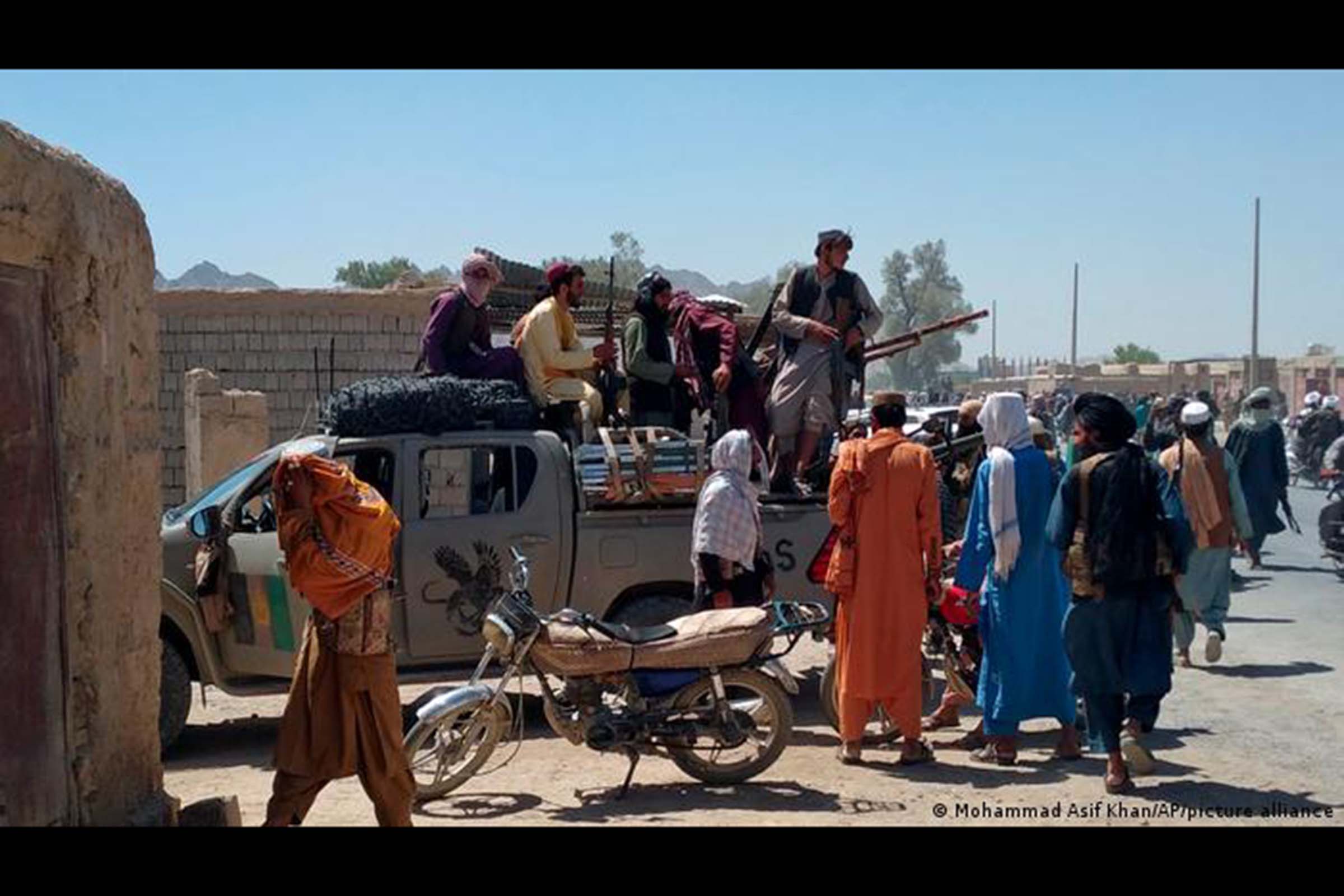 Avanços do Talibã ocorrem semanas após a retirada das tropas da coalizão internacional liderada pelos EUA. Grupo toma cidades de Herat e Ghazni e agora passa a controlar 11 das 34 capitais regionais do país. Avanços aumentam a pressão sobre Cabul, ameaçam retomada do processo de paz e levam à fuga de milhares de civis.