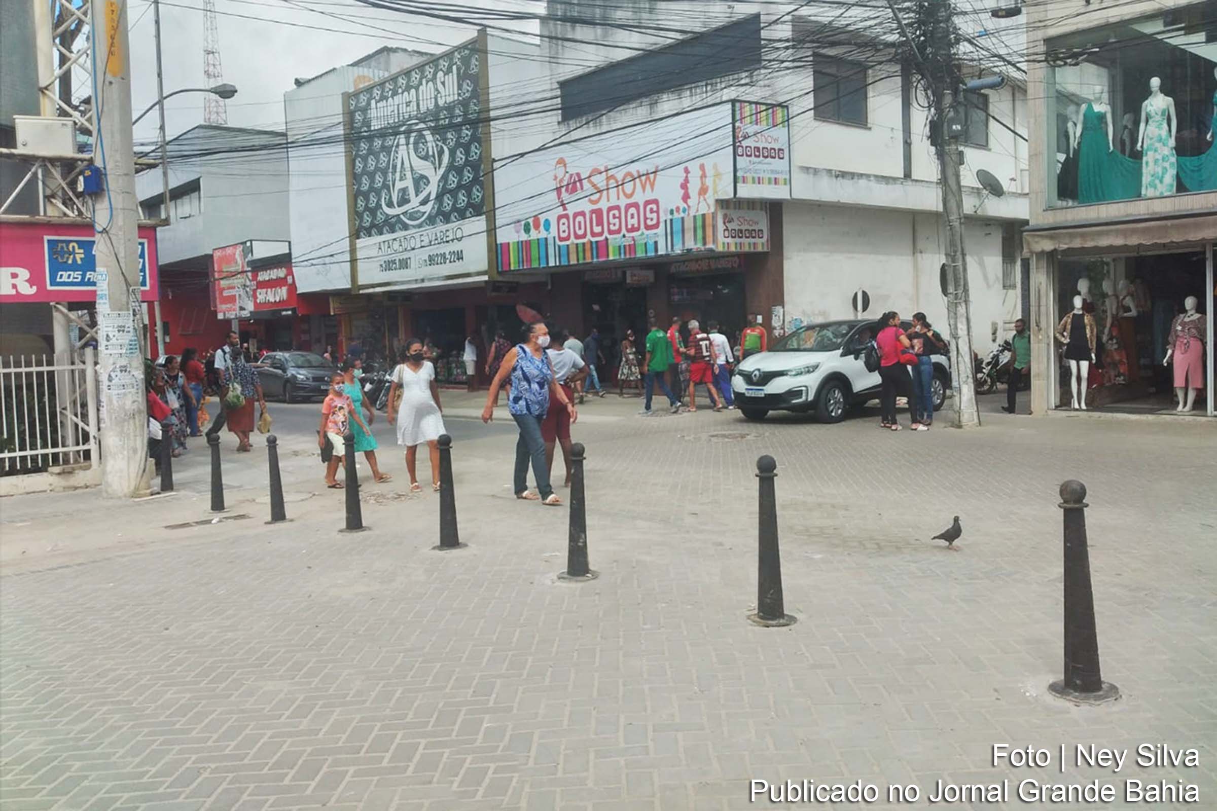 A insistência de motoristas em estacionar veículos de forma irregular em calçadas e praças, no centro comercial de Feira de Santana, levou o Governo Colbert Martins instalar balizadores de trânsito em ferro fundido.