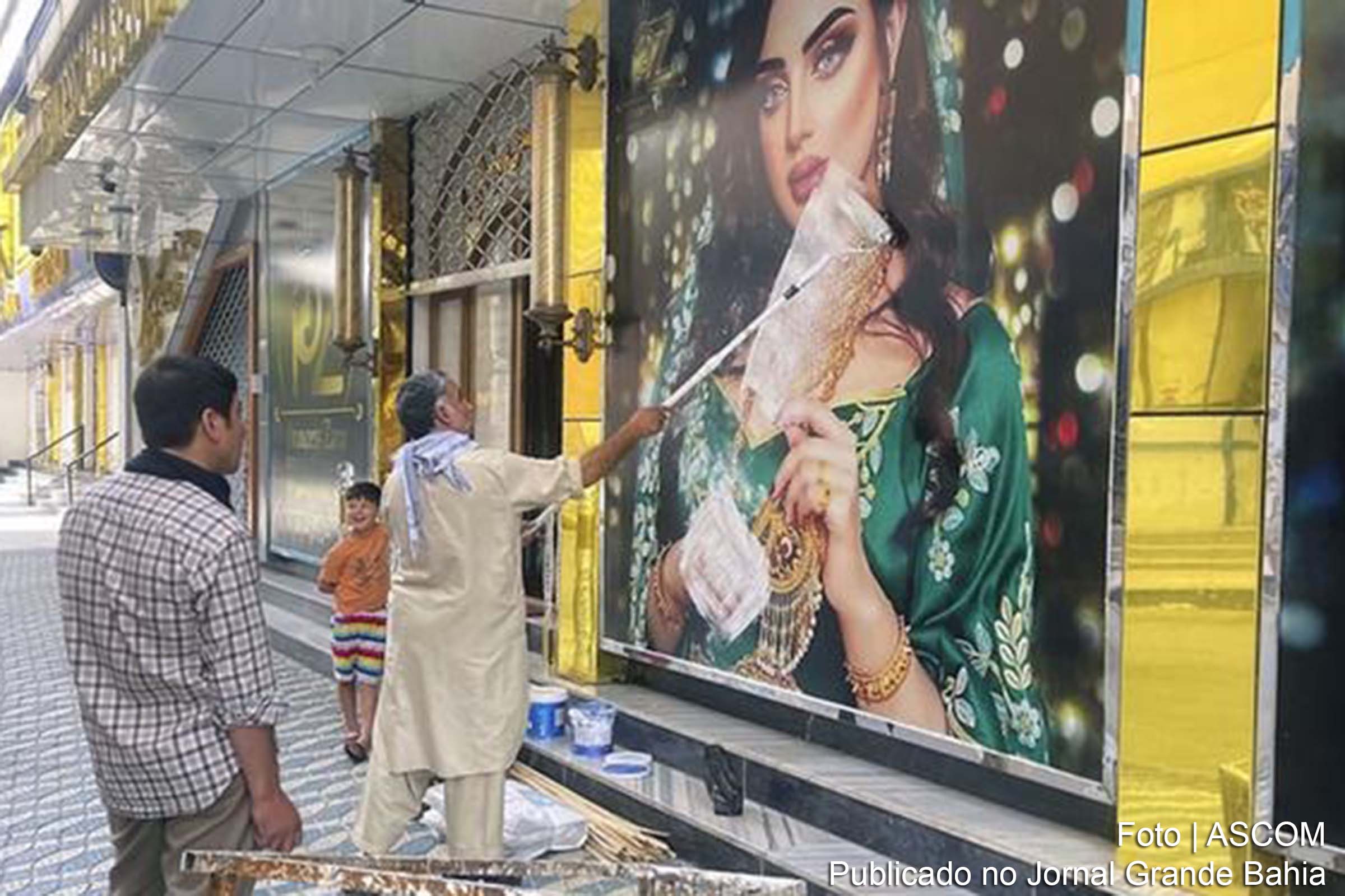 Beleza proibida salão de beleza cobre de tinta imagem feminina sedutora, após tomada de Cabul pelo Talibã. Apesar do tom moderado das primeiras declarações, já há sinais de que o grupo retomará a linha dura islamista no Afeganistão.