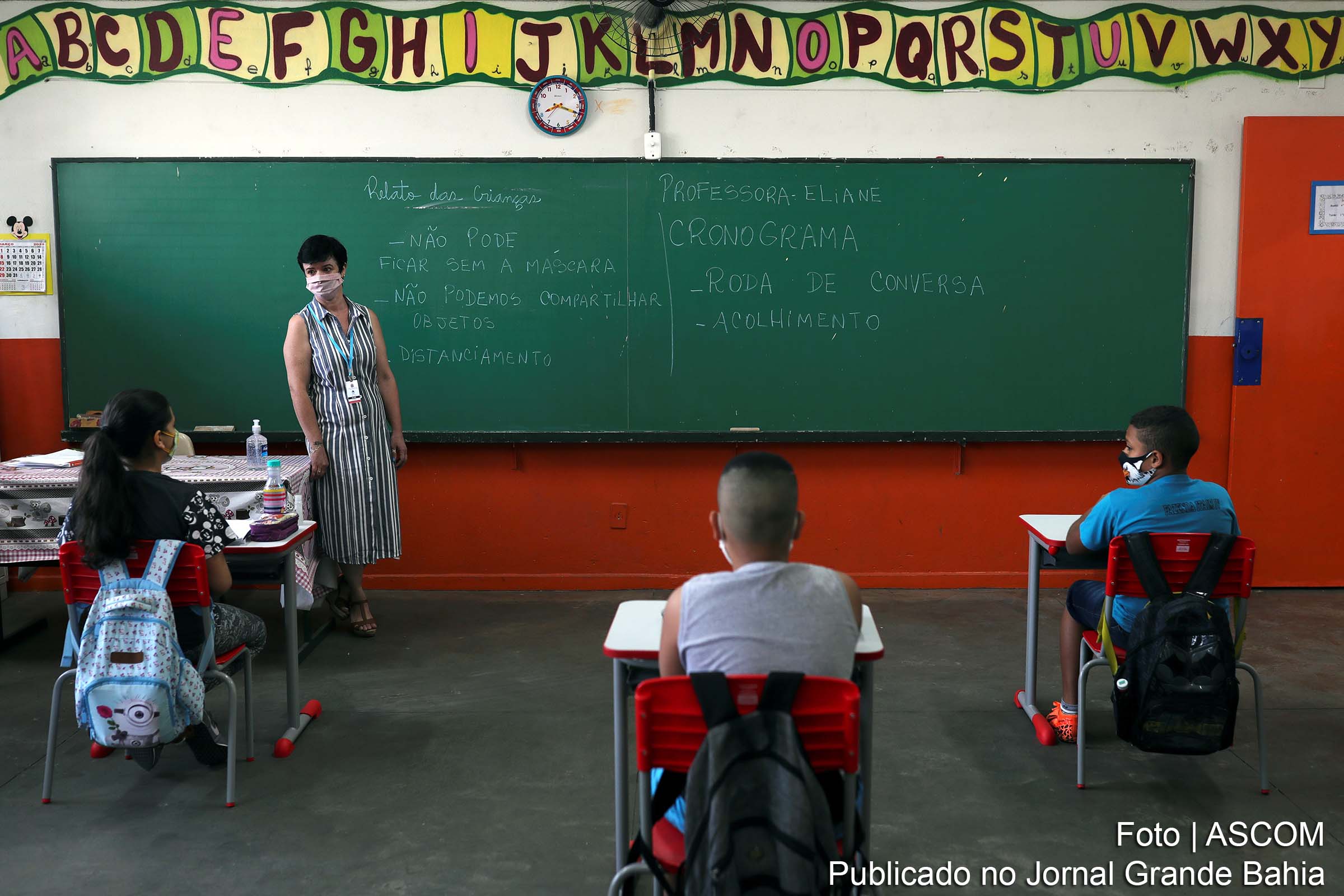 Governos estaduais e municipais retomam de forma gradual o ensino presencial em sala de aula das unidades escolares.