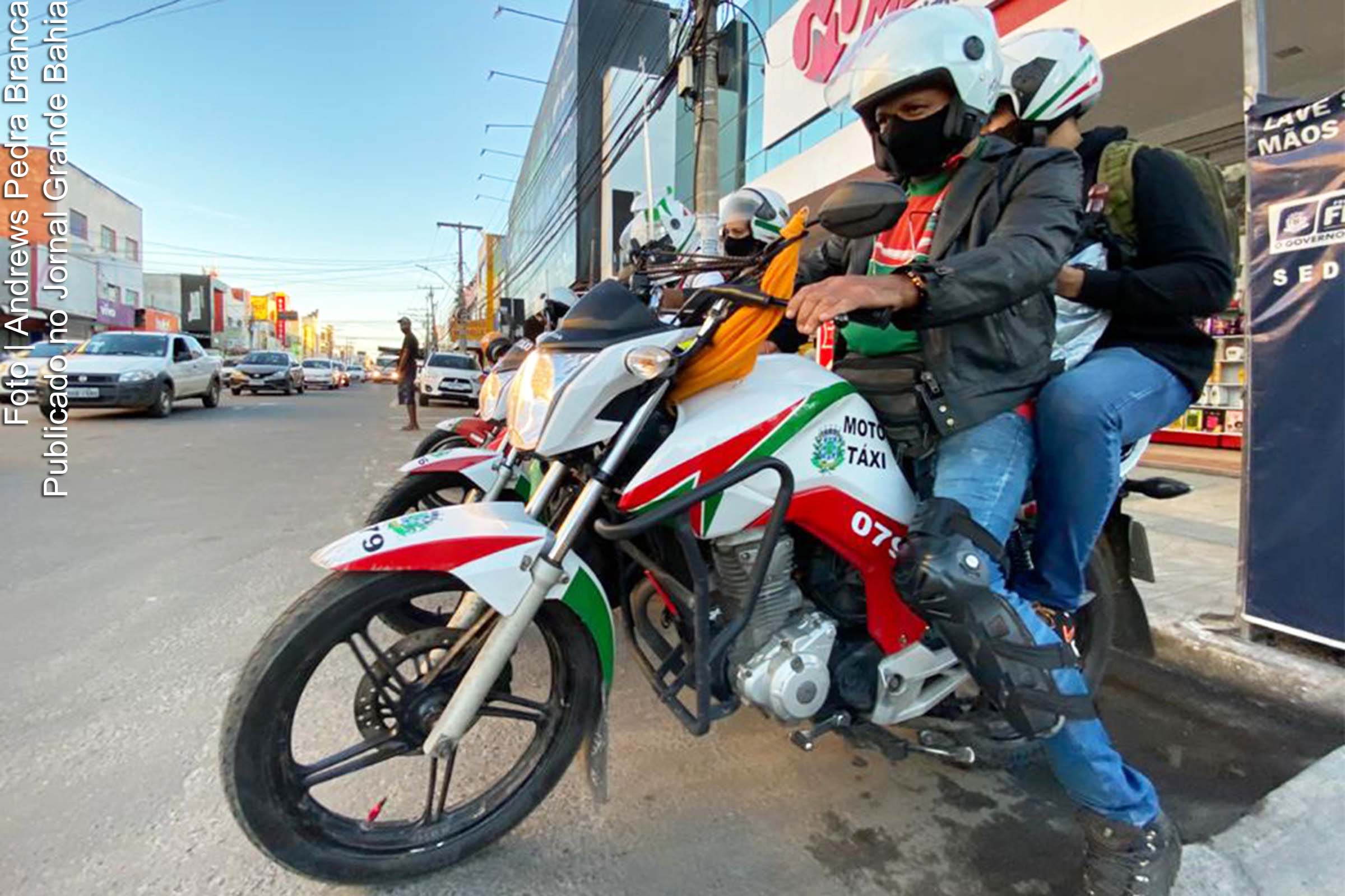 Apenas um veículo será cadastrado por autorização e deverá ser apresentado no ato da vistoria.