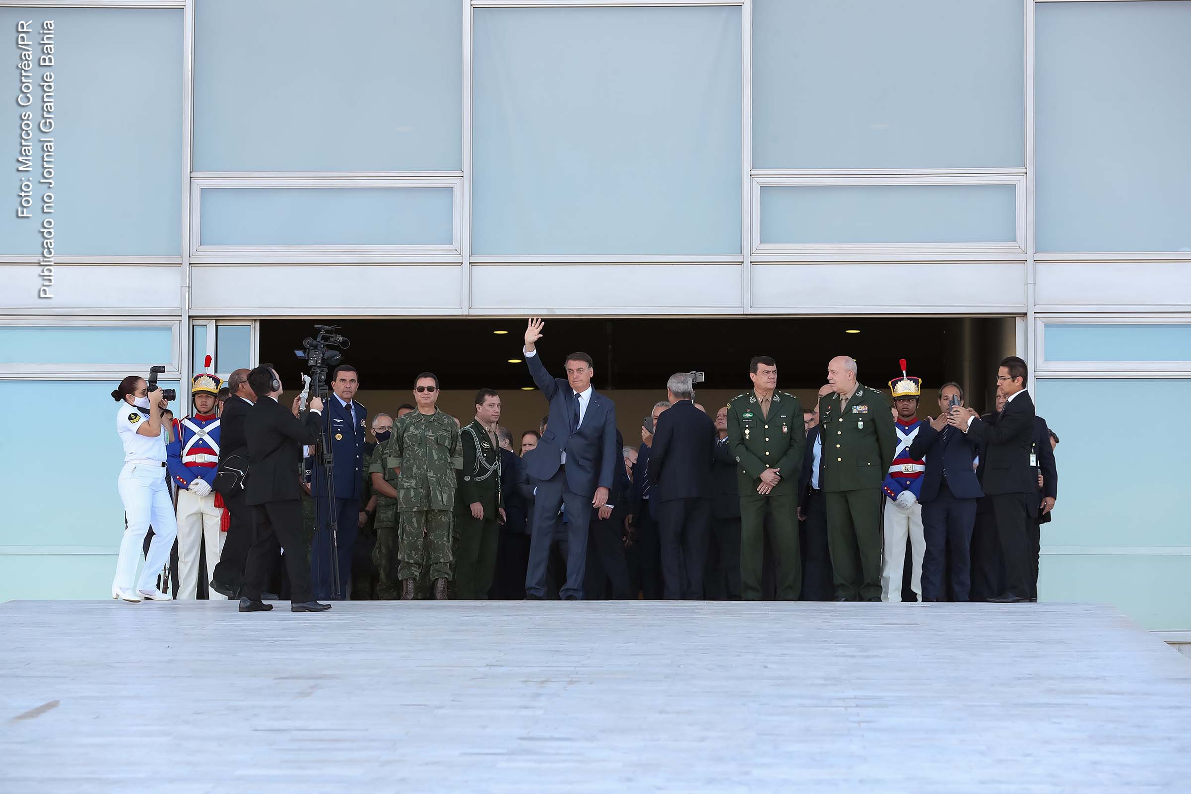 Da rampa do Planalto, presidente Jair Bolsonaro assistiu ao desfile assistiu ao desfile ao lado de comandantes das forças e ministros, todos sem máscara. Passagem de veículos militares ocorre no mesmo dia em que a Câmara analisa a PEC do voto impresso. Ato com presença de ministros foi alvo de críticas de parlamentares, que veem tentativa de intimidação do presidente.