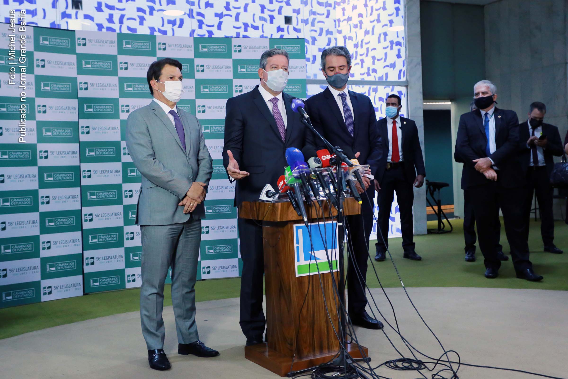 Deputados Arthur Maia, Arthur Lira e Fernando Monteiro. O presidente da Câmara afirmou que o texto não atinge os direitos adquiridos dos atuais servidores públicos. A estabilidade no emprego também incluirá os futuros servidores.