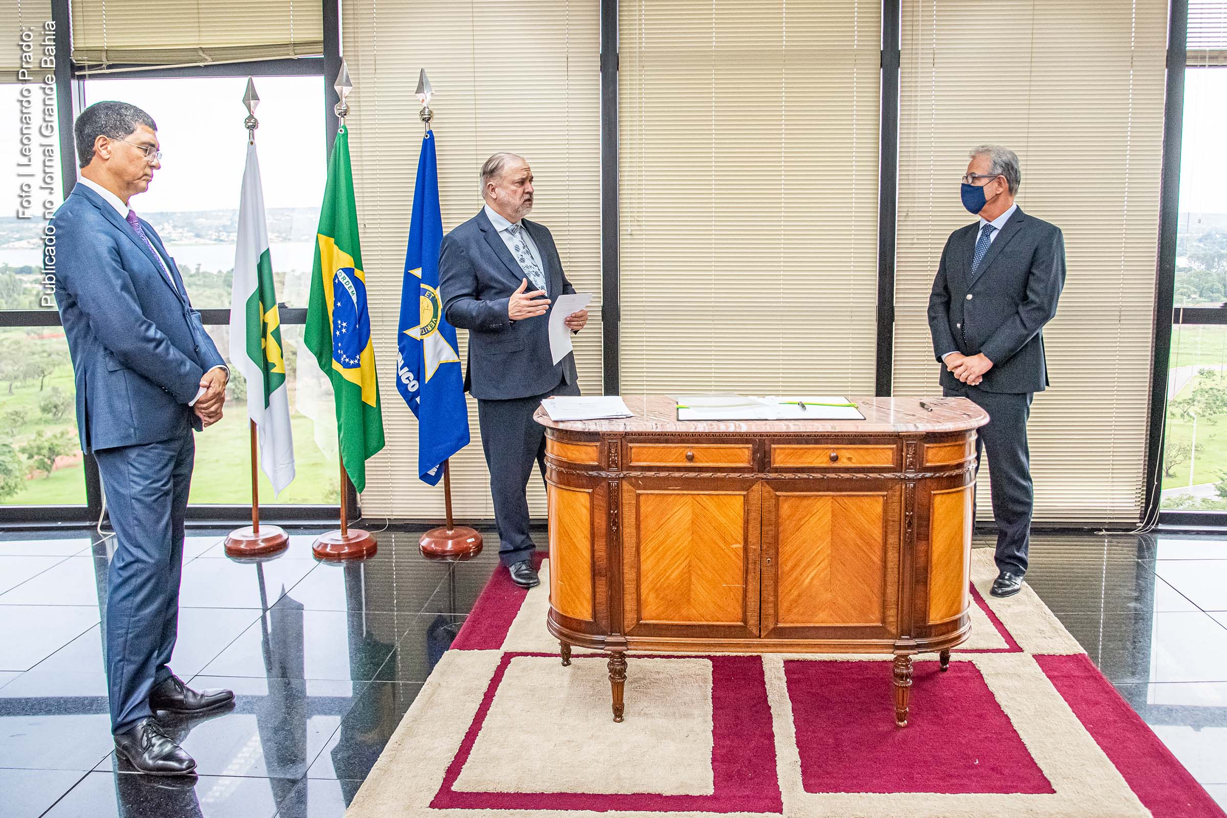 Em 16 de novembro de 2020, o procurador-geral Augusto Aras e o ministro Bento Albuquerque assinam termo de cooperação entre a PGR e o Ministério das Minas e Energia.