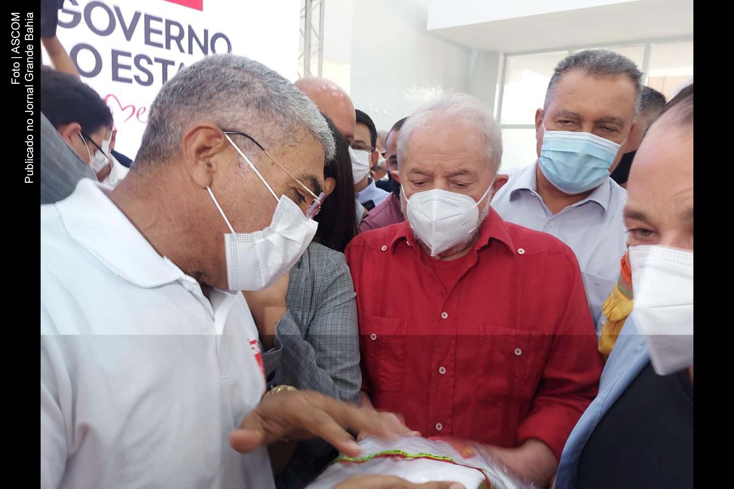 Ex-presidente Lula recebe documento de Valdemir Medeiros, diretor do Sindprev.