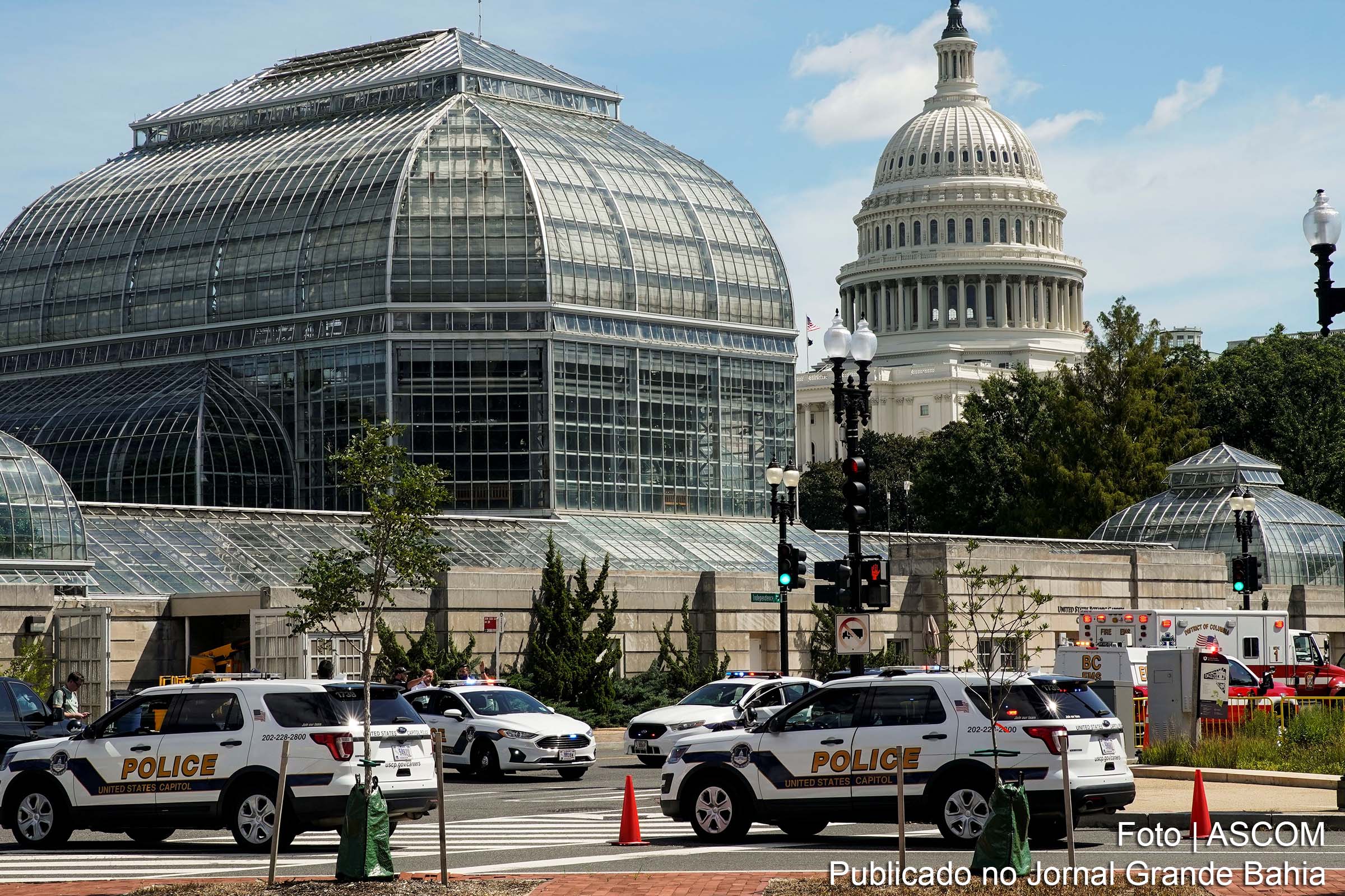 O Capitólio dos Estados Unidos é o prédio que serve como centro legislativo do Estado americano. O Capitólio é o local de reunião do Congresso estadunidense, formado pelo Senado e pela Câmara dos Representantes