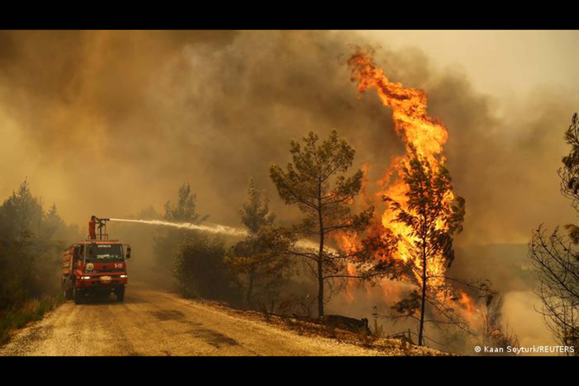 Incêndio florestal na Turquia: mudanças climáticas tornam ondas de calor e incêndios mais intensos e frequentes. Sem ações imediatas para reduzir emissões, mundo deve descumprir meta de limitar aquecimento global a 1,5 °C já na próxima década, diz painel da ONU. Nível do mar deve subir drasticamente, e Amazônia pode virar savana.