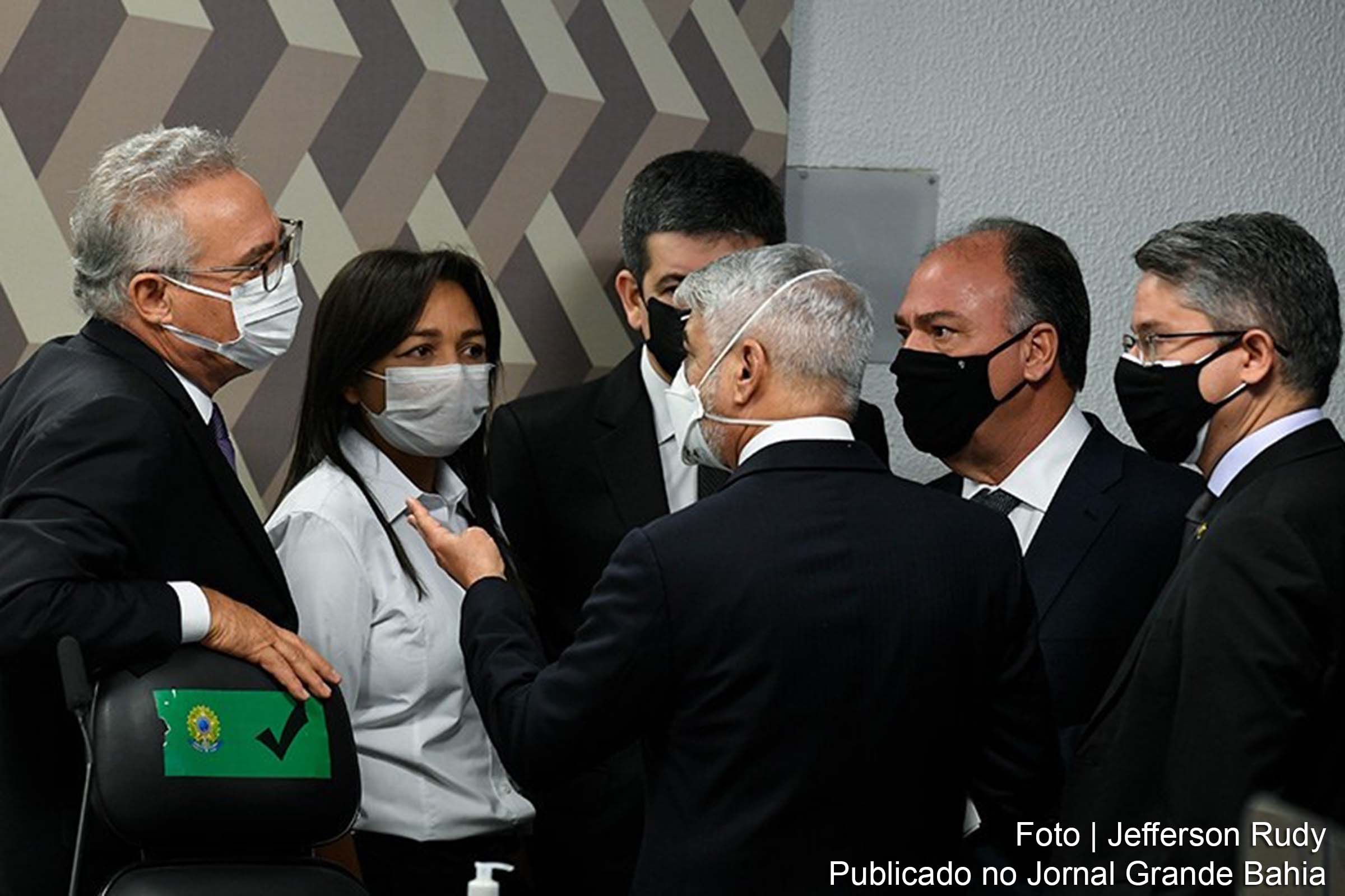 Integrantes da CPI conversam pouco antes da reunião desta quinta-feira (19), foram aprovados 187 requerimentos de quebras de sigilos telemáticos, bancários e fiscais.