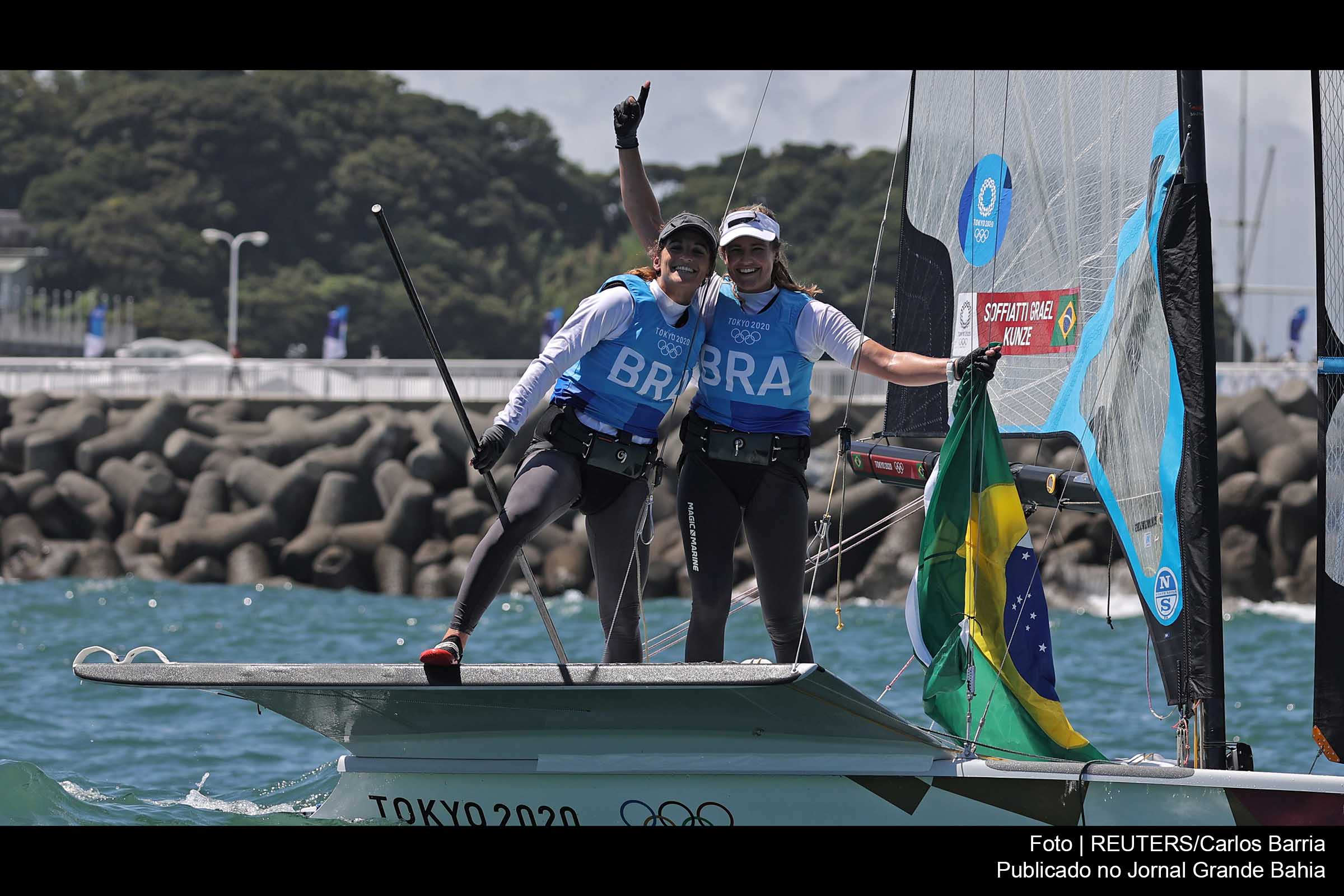 Velejadoras Martine Grael e Kahena Kunze comemoram vitória nos Jogos Olímpicos de Tóquio.
