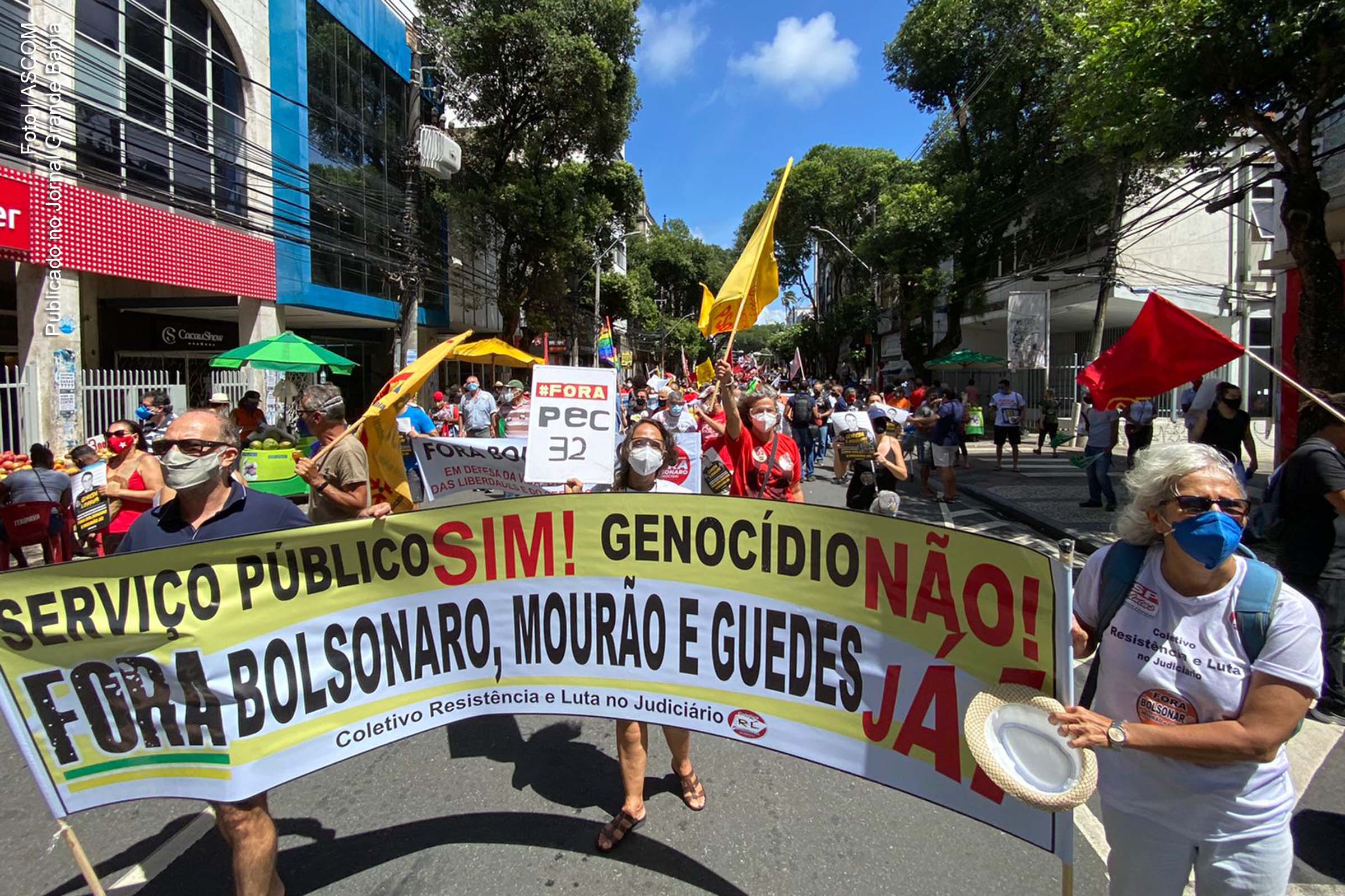 Membros da população de Salvador protestam contra as reformas Governo Bolsonaro.