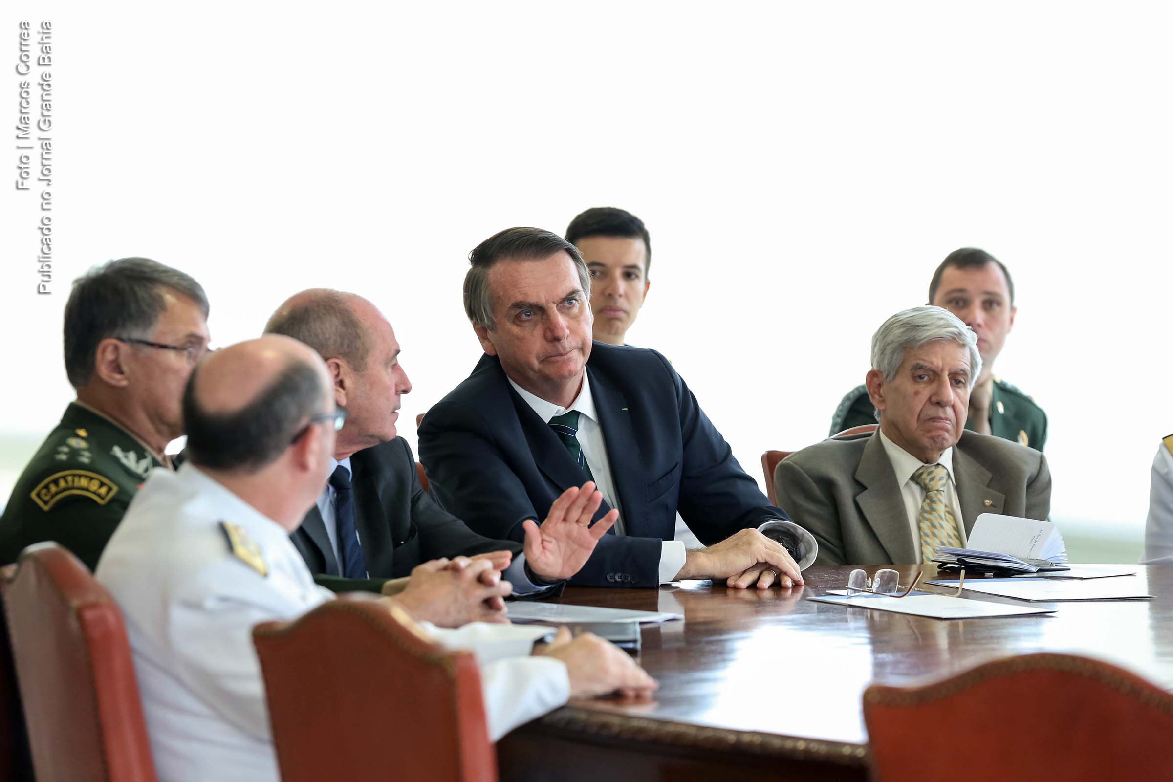 Militares defendem presidente Jair Bolsonaro.