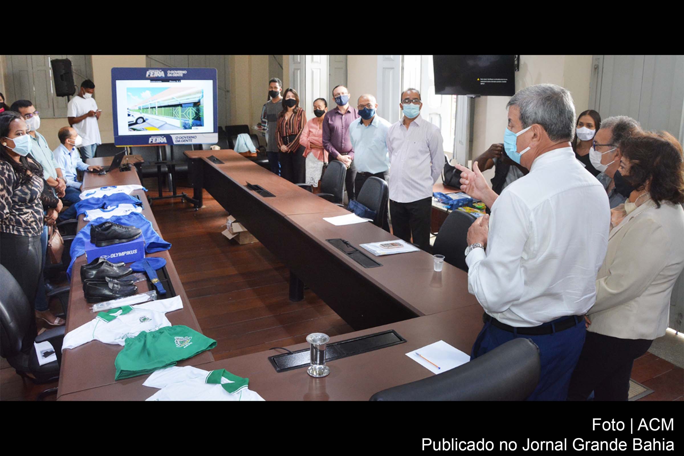 O uniforme é distribuído para os estudantes de acordo com a idade e série escolar